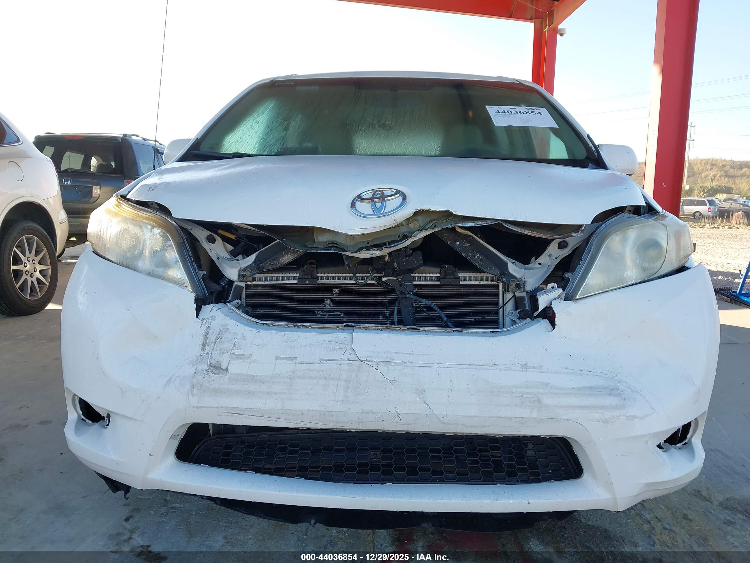 TOYOTA SIENNA image 6