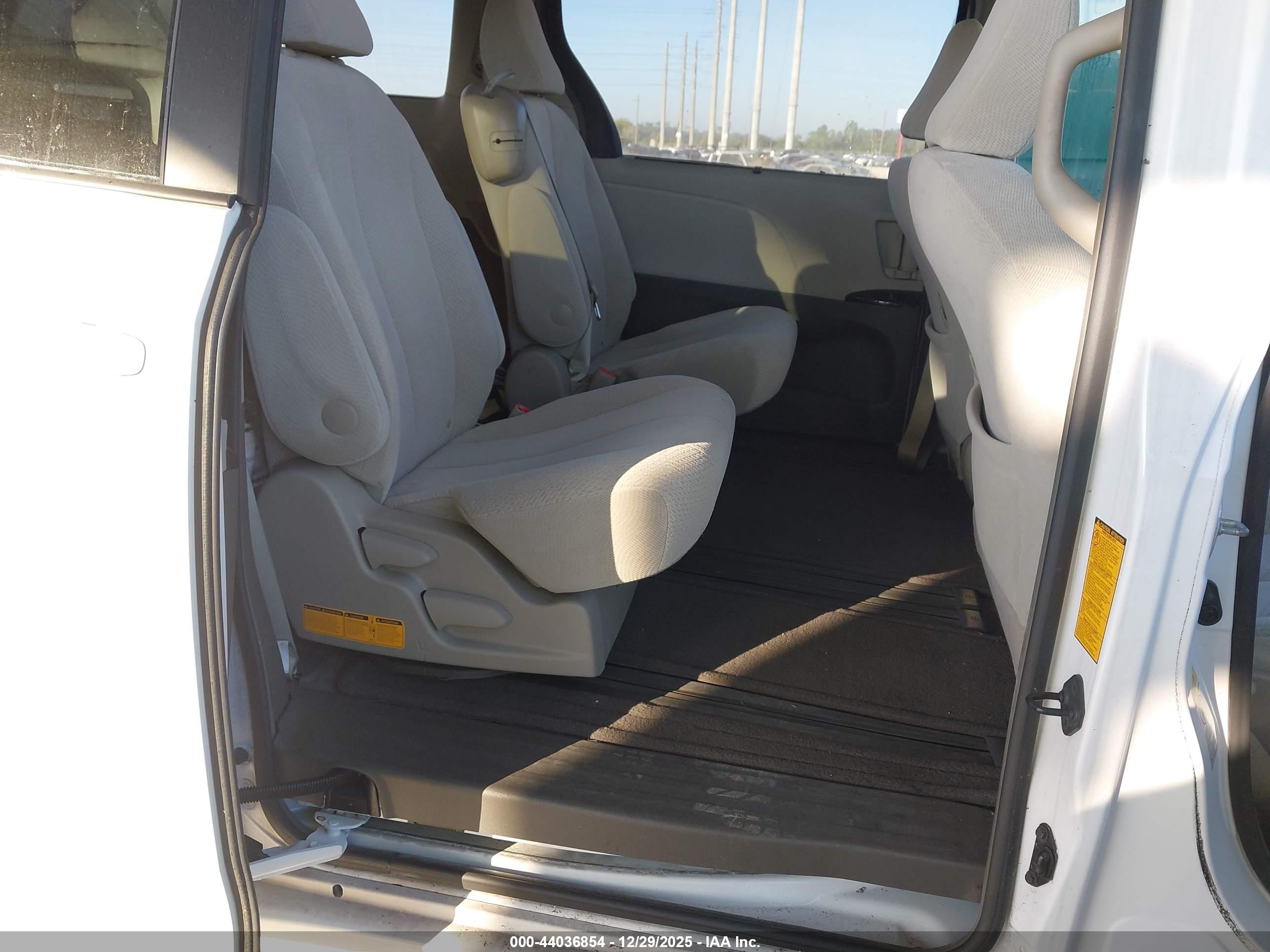 TOYOTA SIENNA image 8