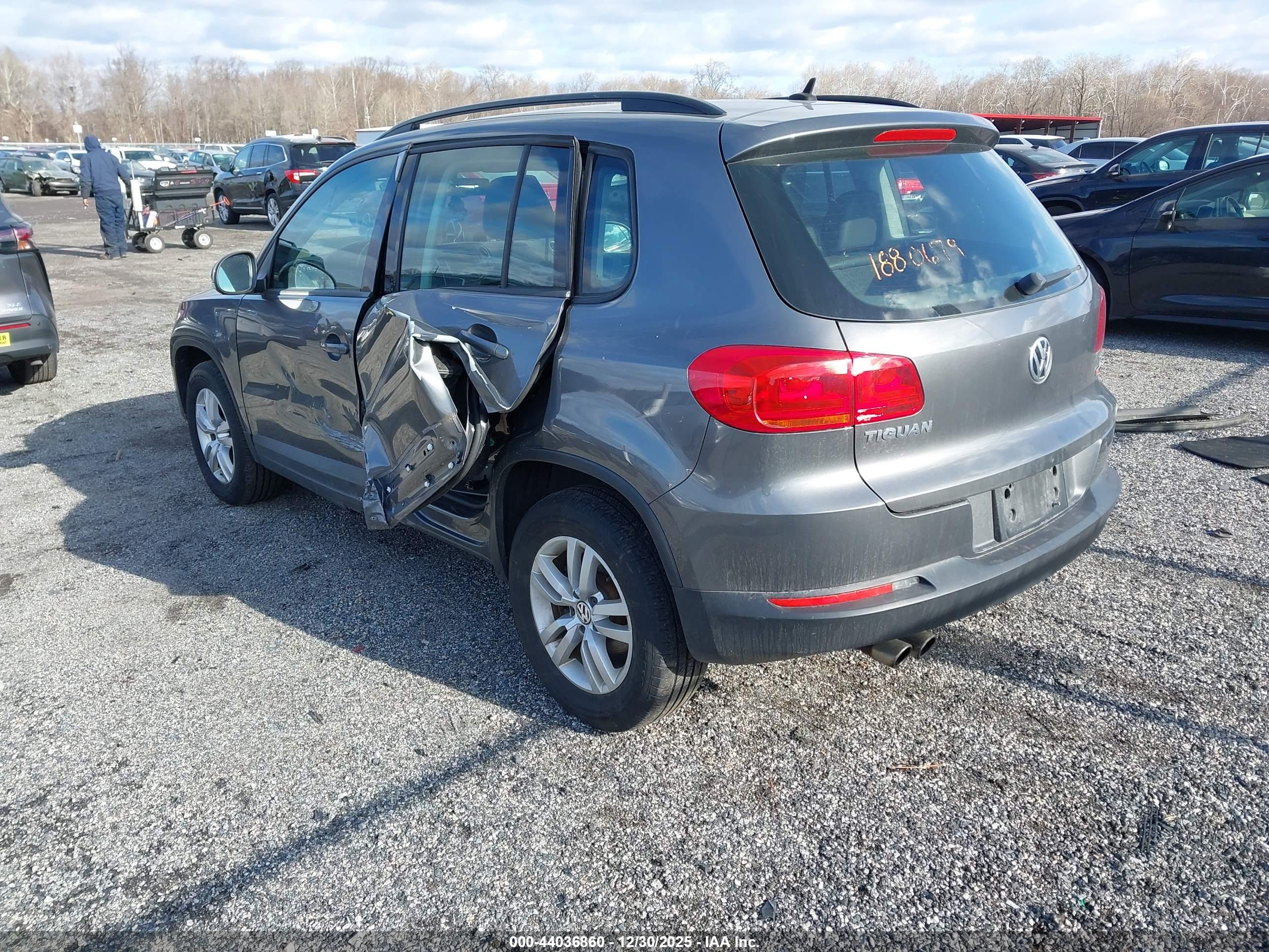 VOLKSWAGEN TIGUAN image 3