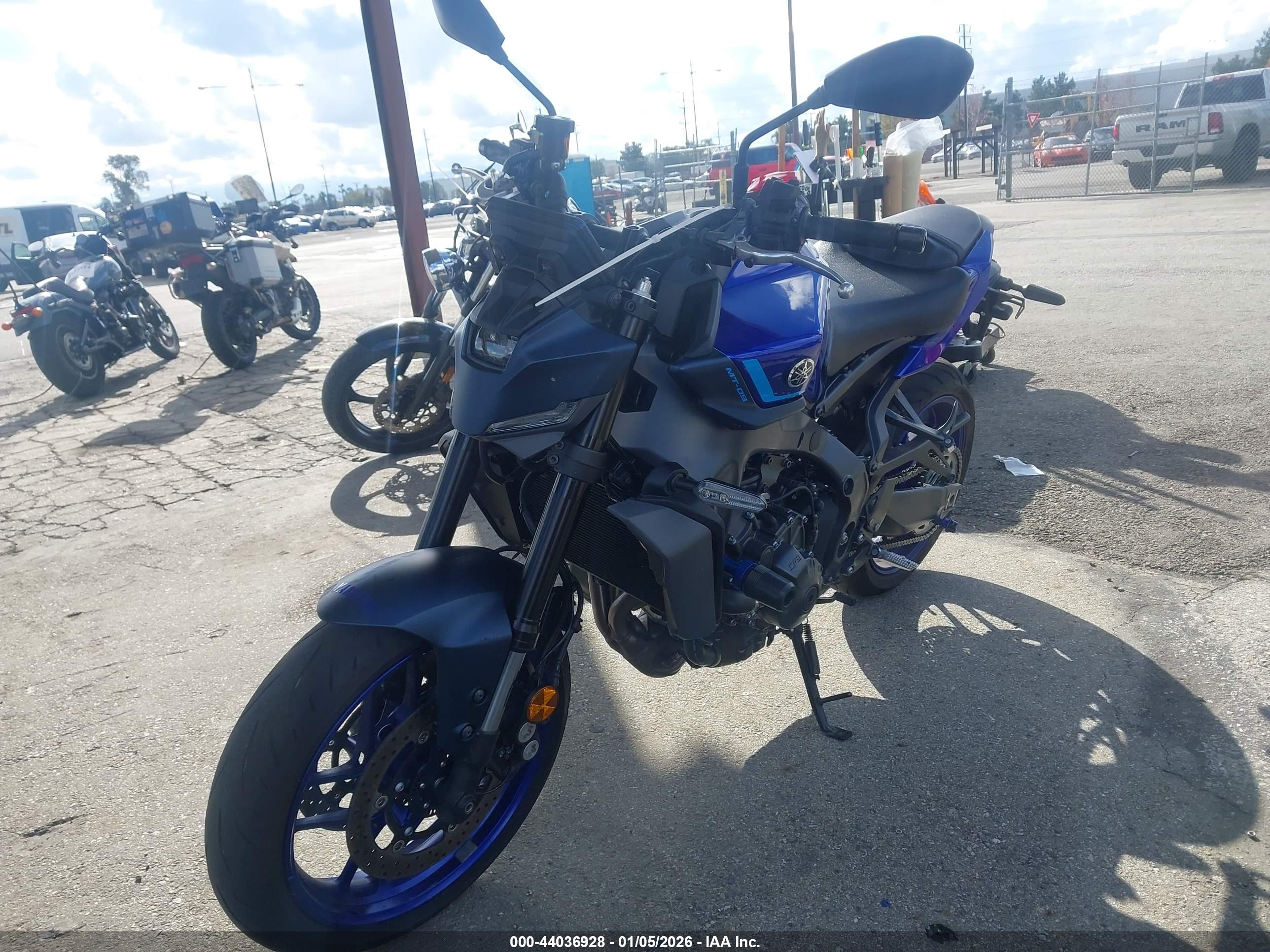 YAMAHA MT09 image 2