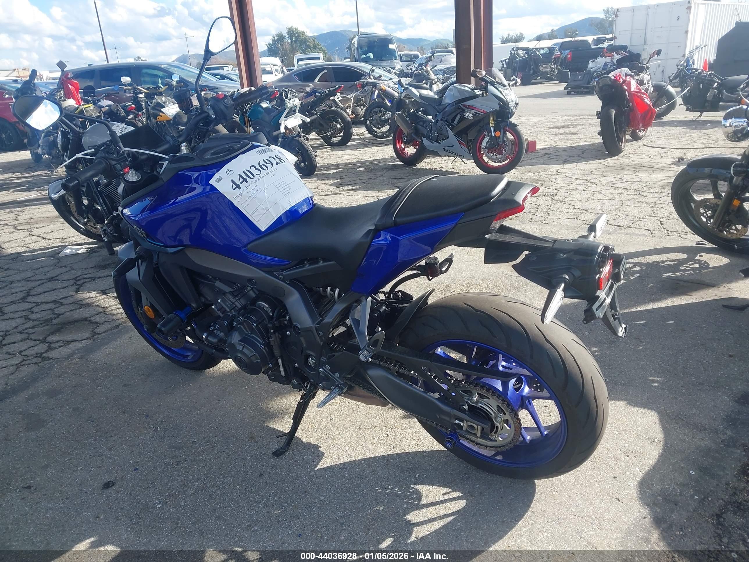 YAMAHA MT09 image 3