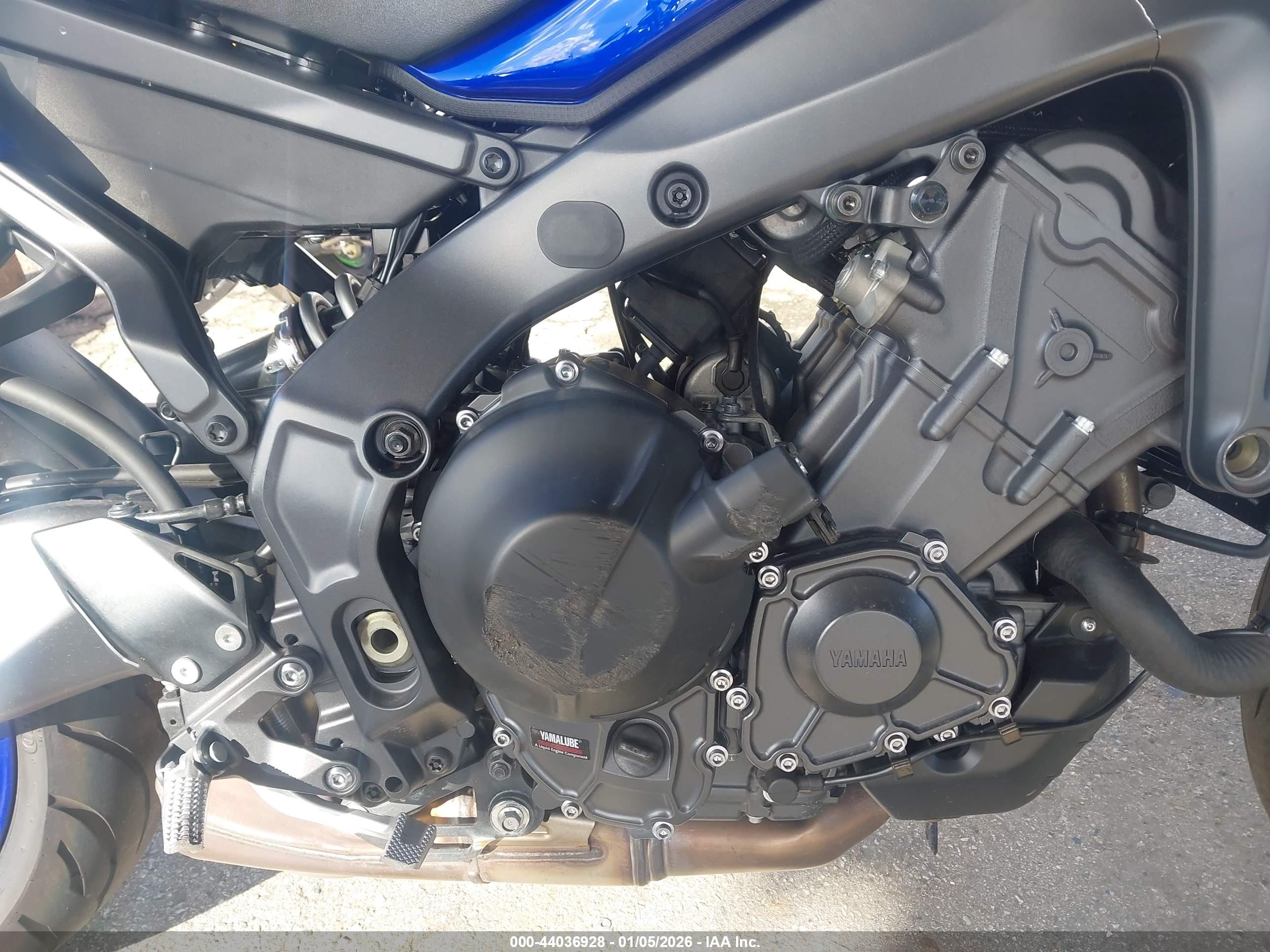 YAMAHA MT09 image 8