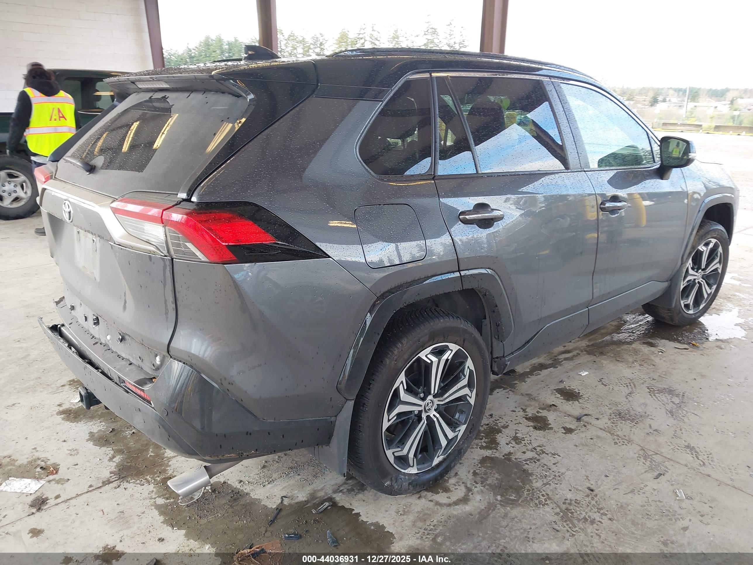 TOYOTA RAV4 image 4