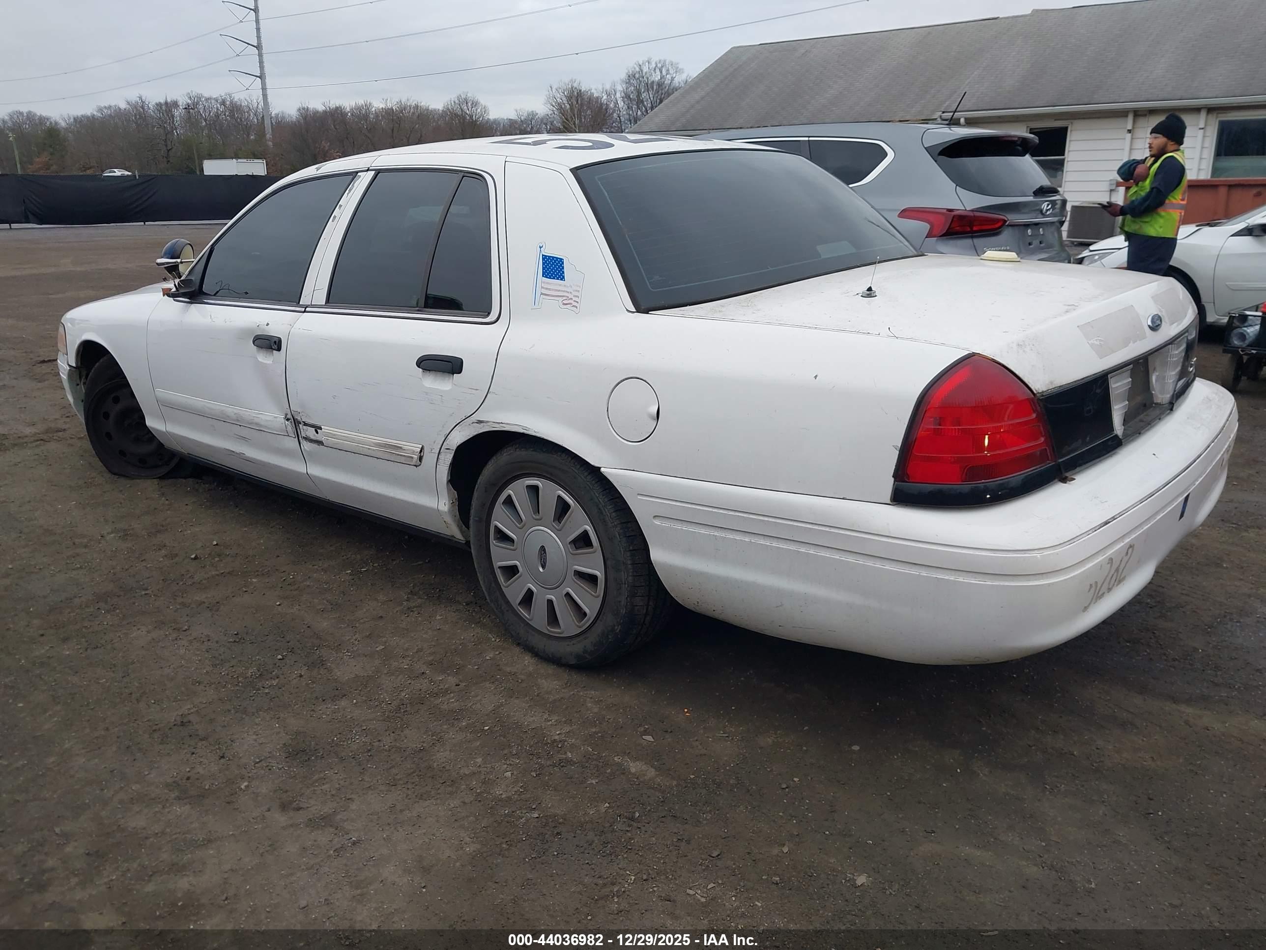FORD CROWN image 3