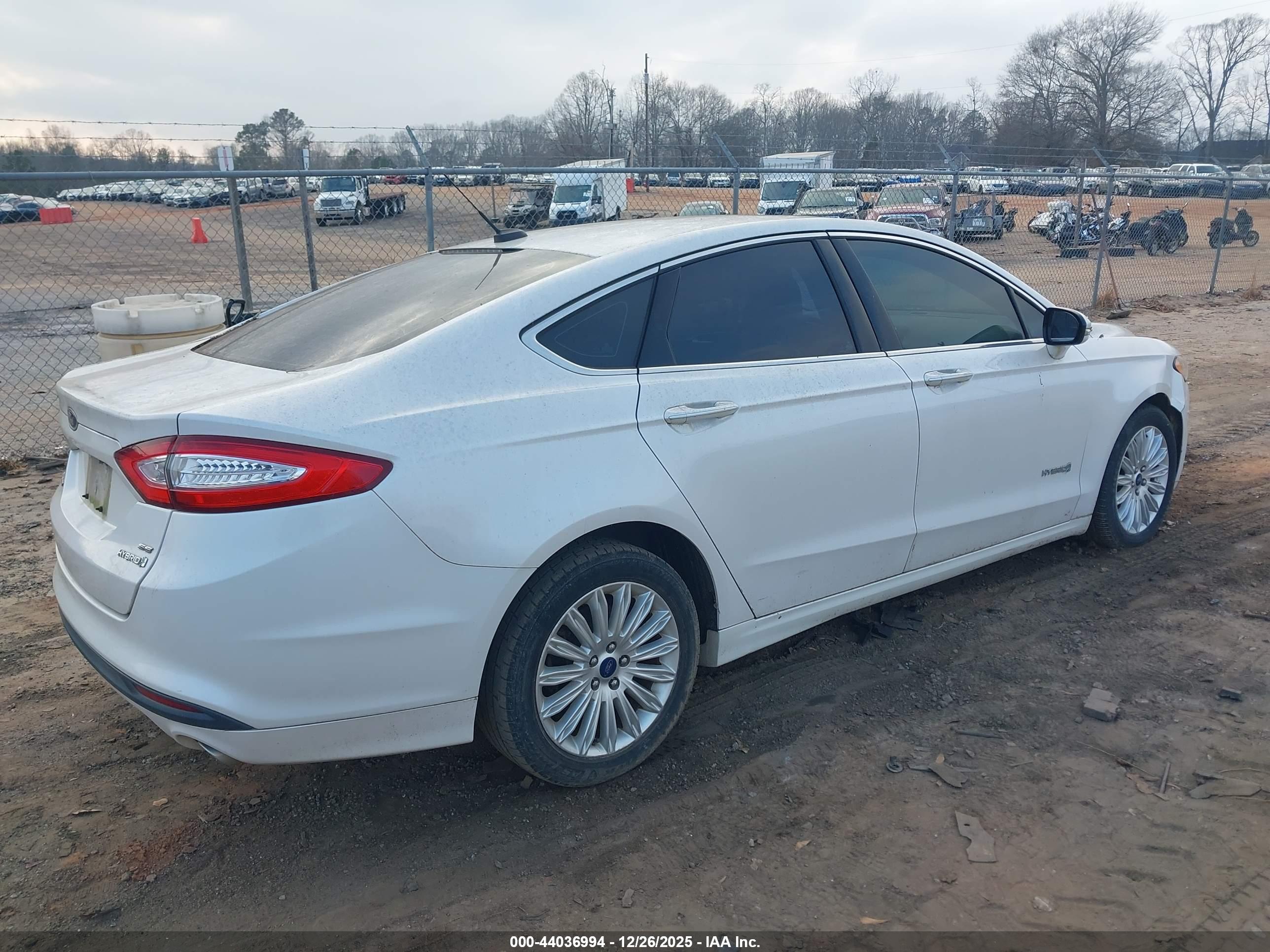 FORD FUSION image 4