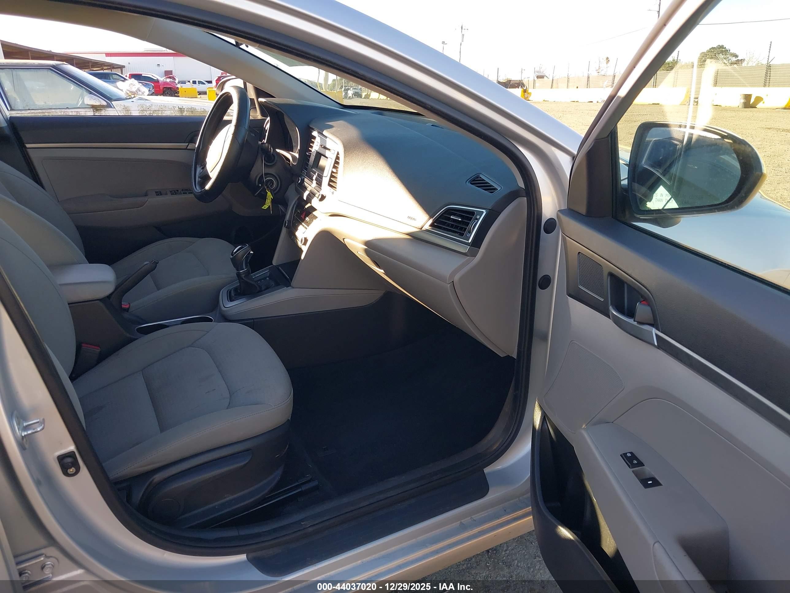 HYUNDAI ELANTRA image 5