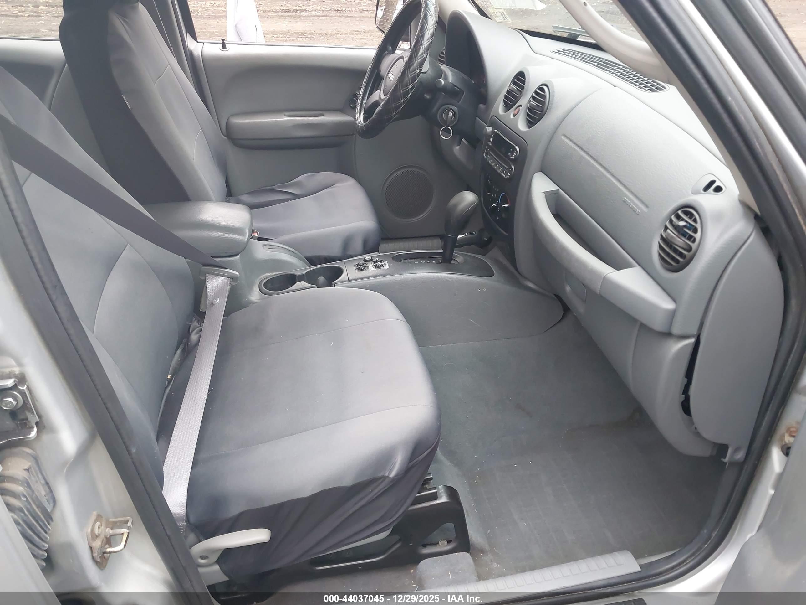 JEEP LIBERTY image 5