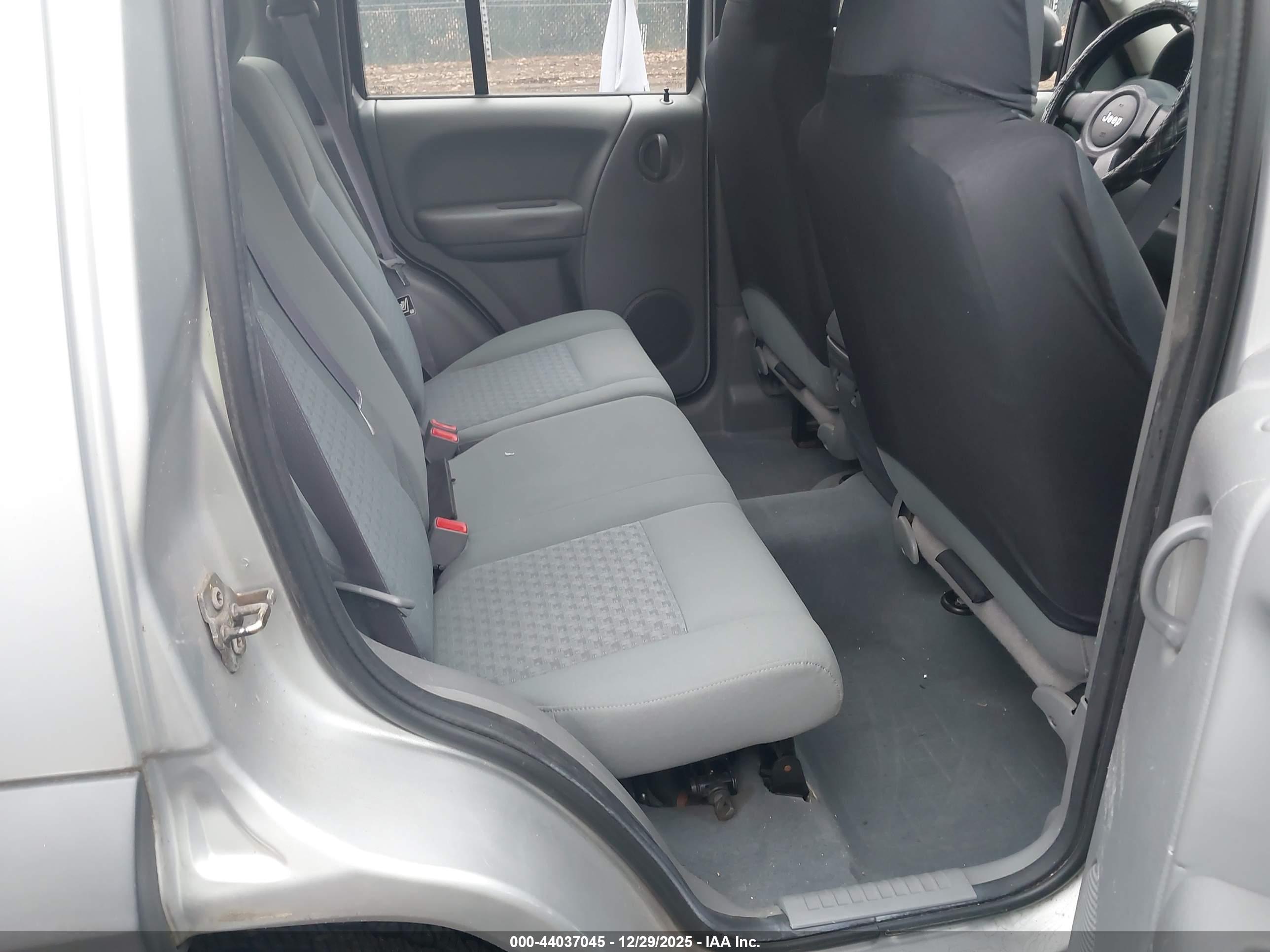 JEEP LIBERTY image 8