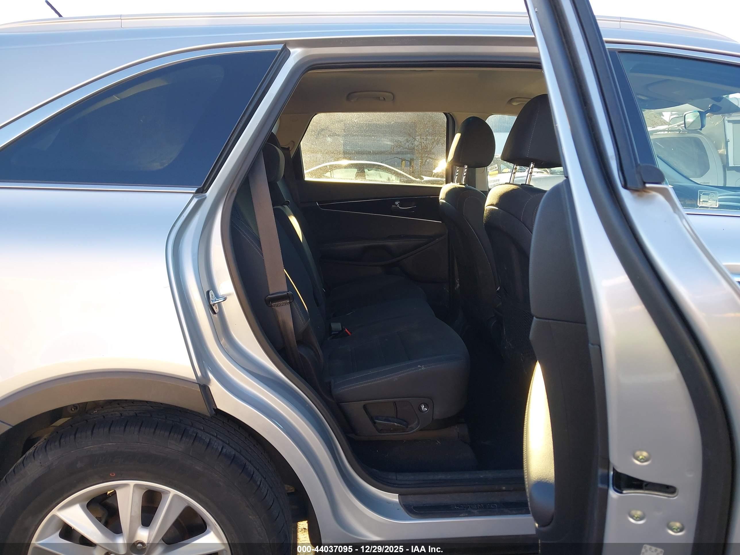 KIA SORENTO image 8