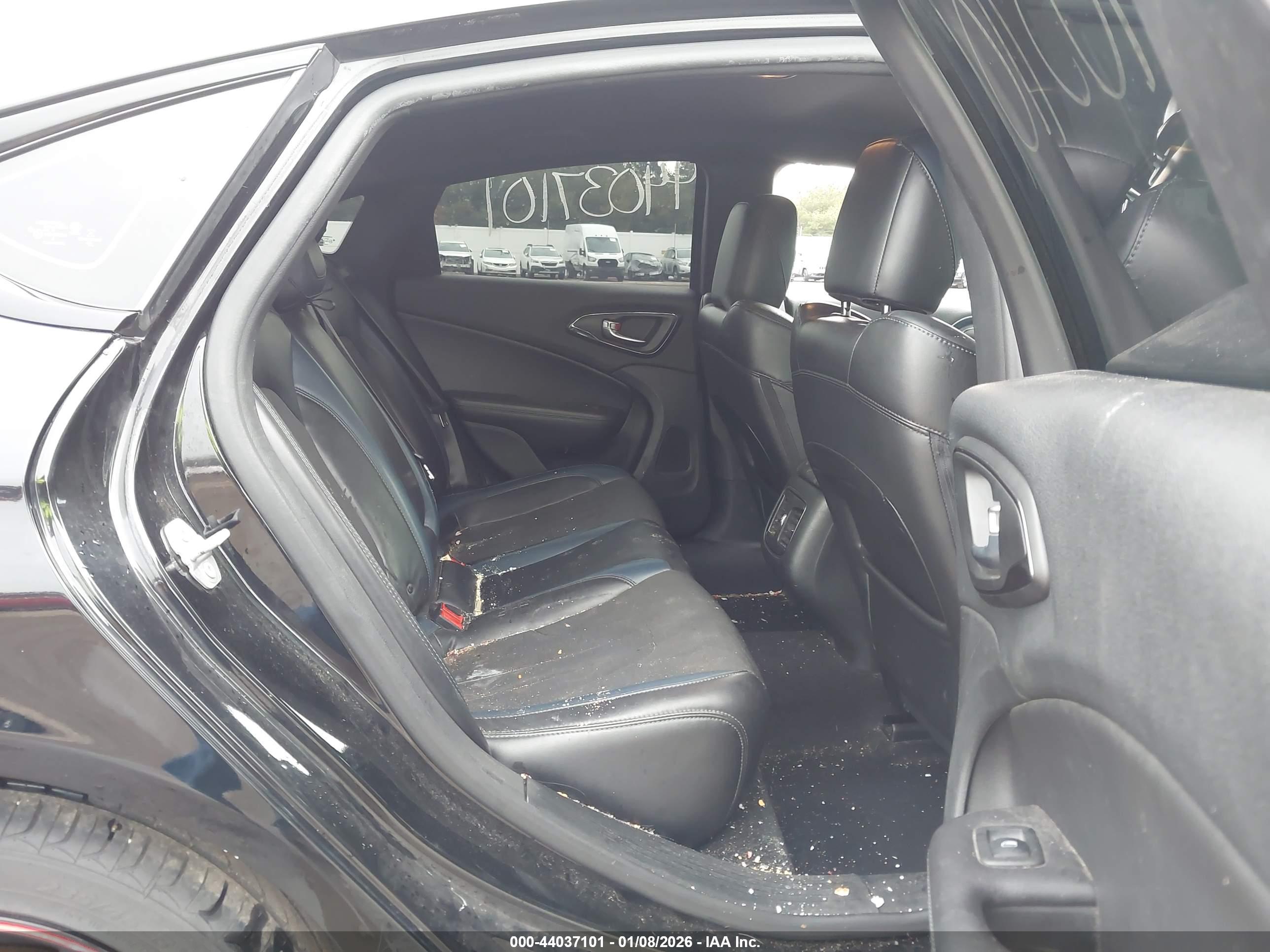 CHRYSLER 200 image 8