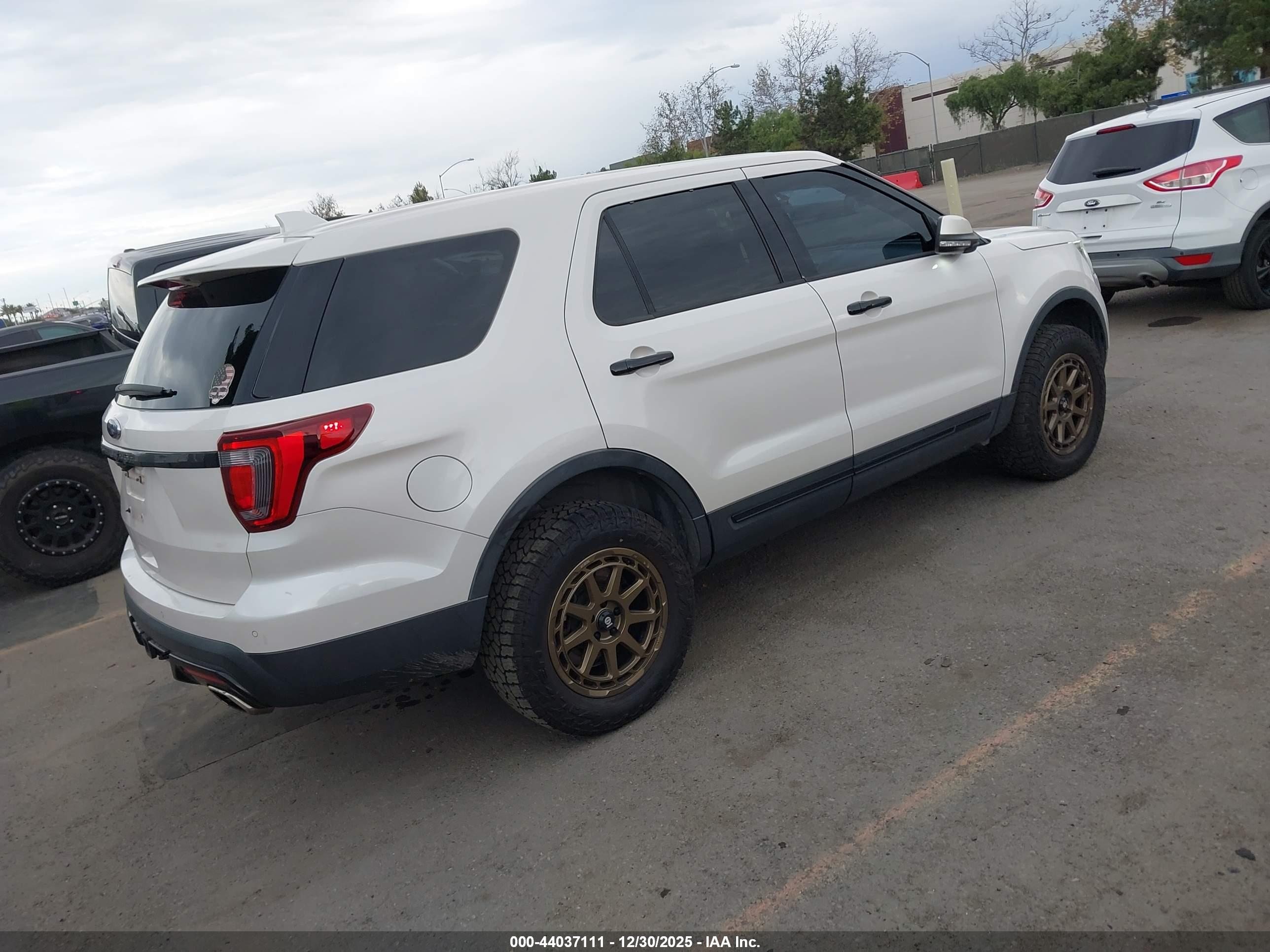 FORD EXPLORER image 4