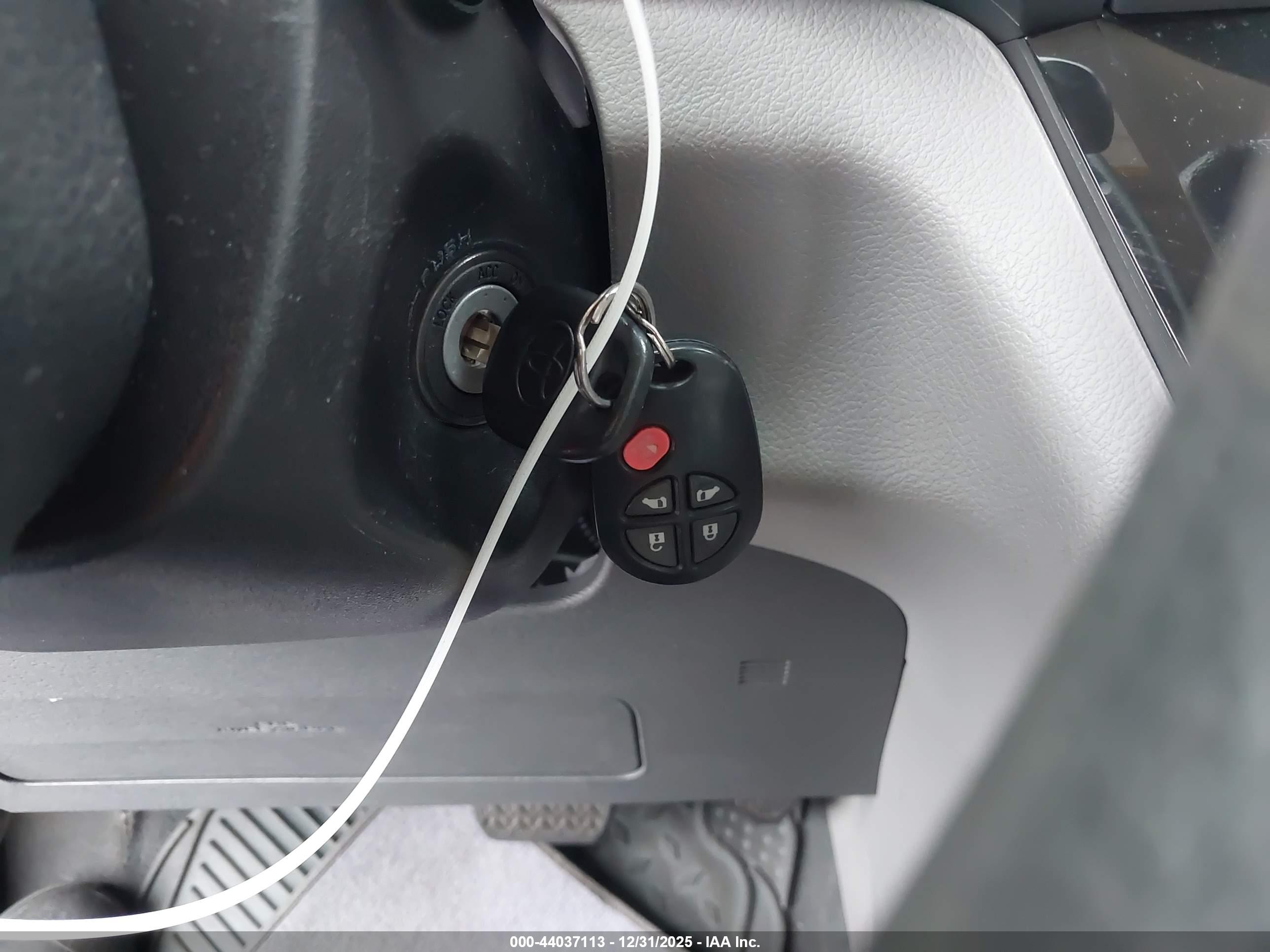TOYOTA SIENNA image 11