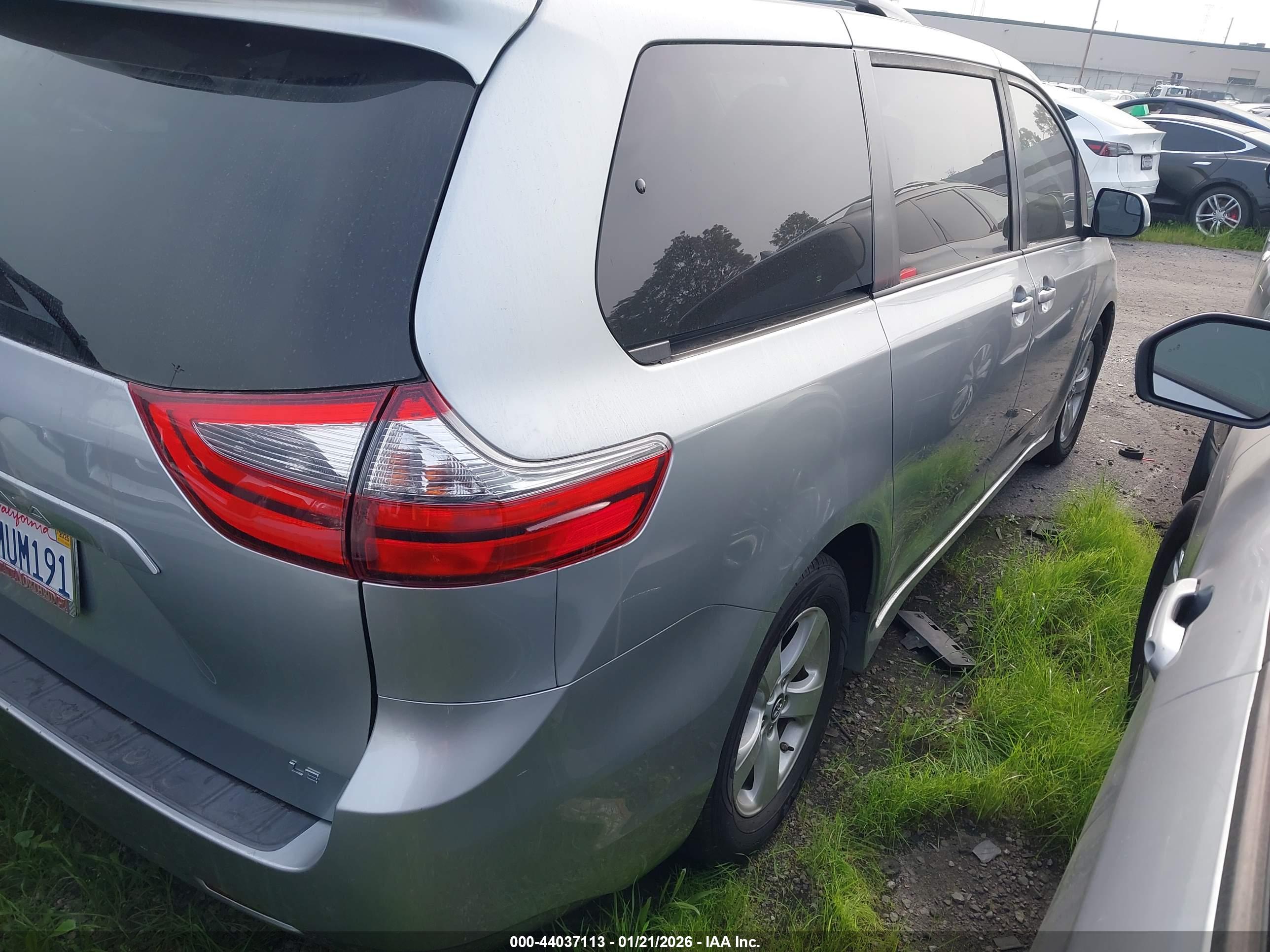 TOYOTA SIENNA image 4
