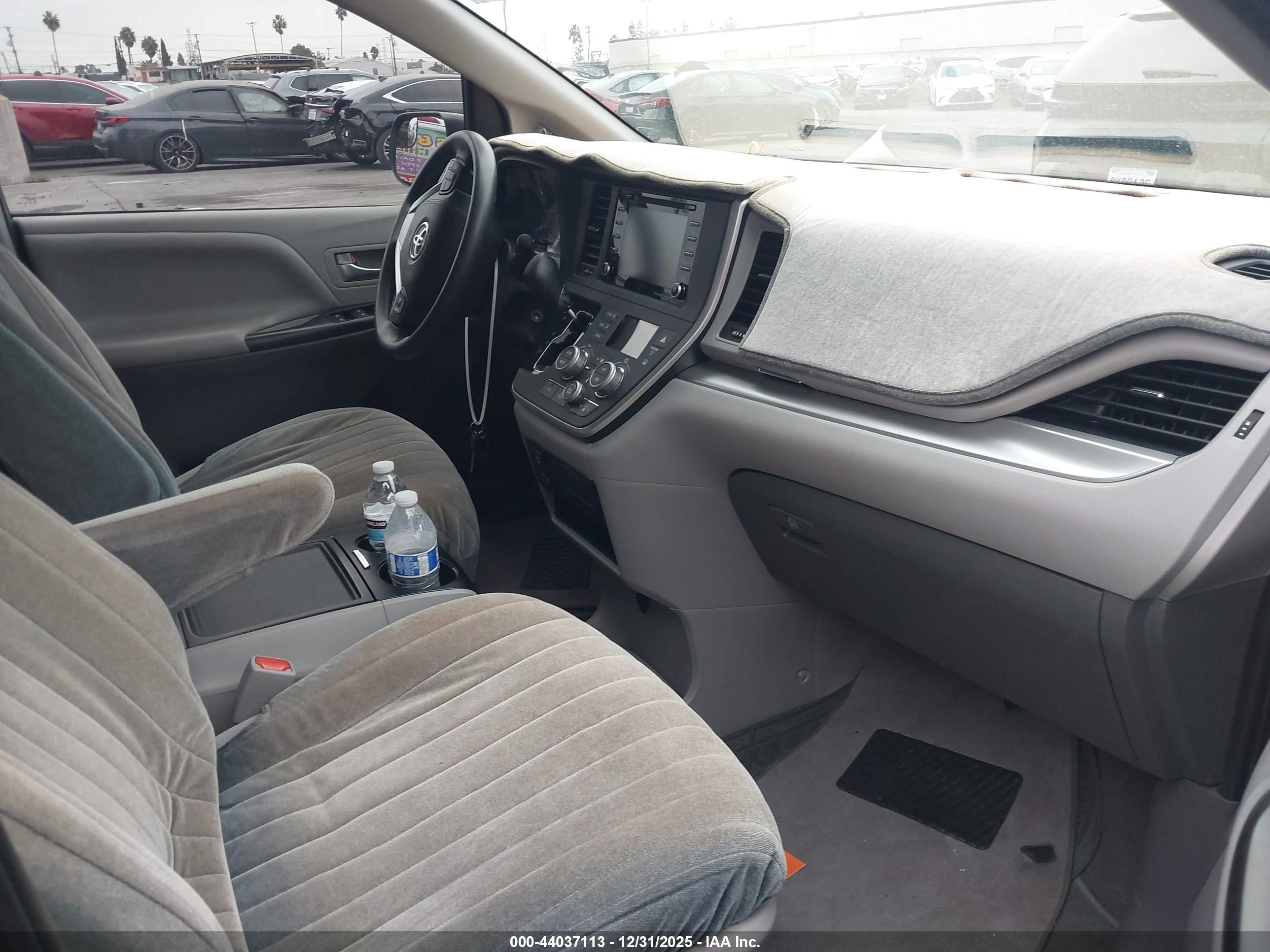 TOYOTA SIENNA image 5