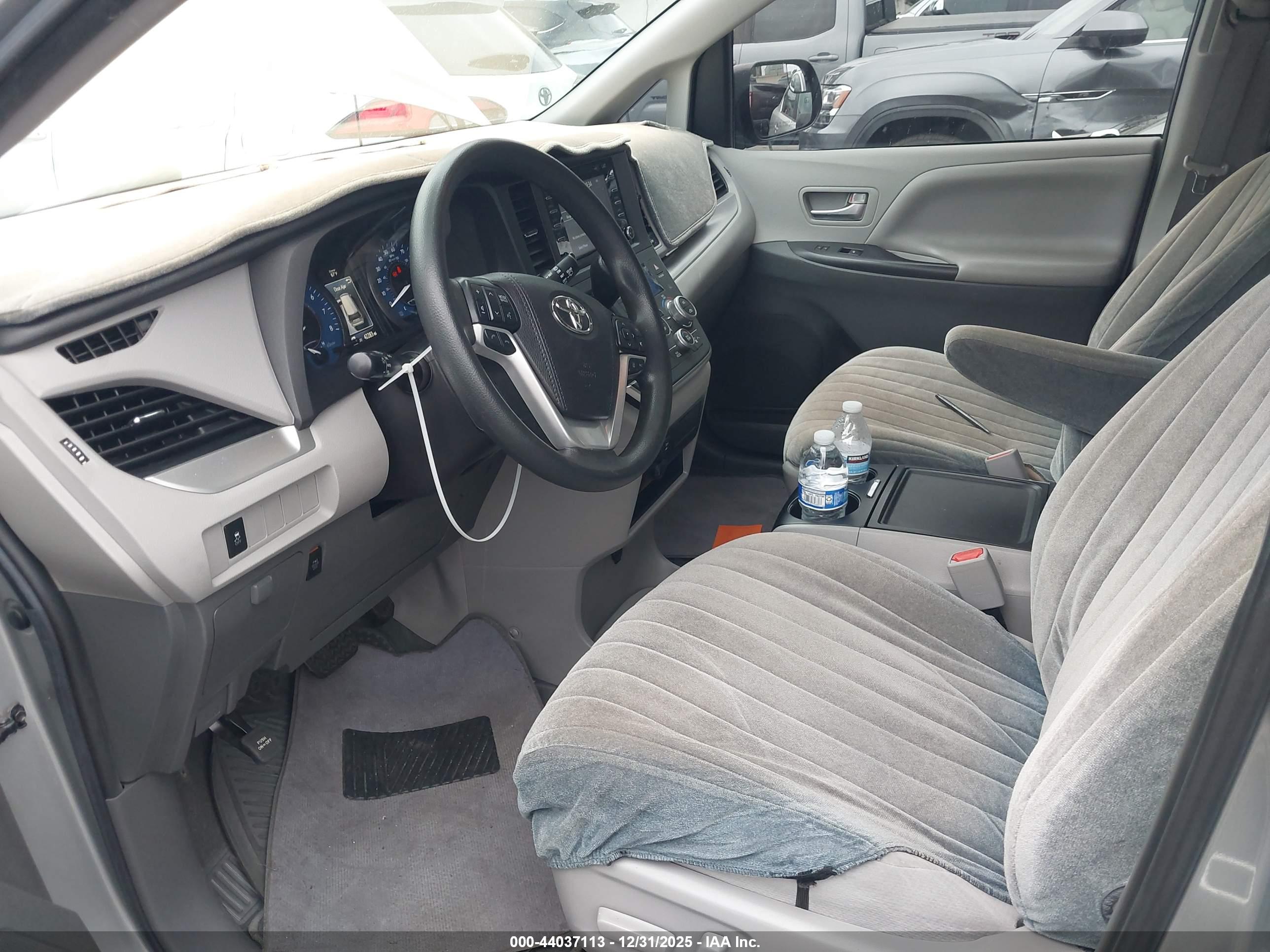 TOYOTA SIENNA image 6