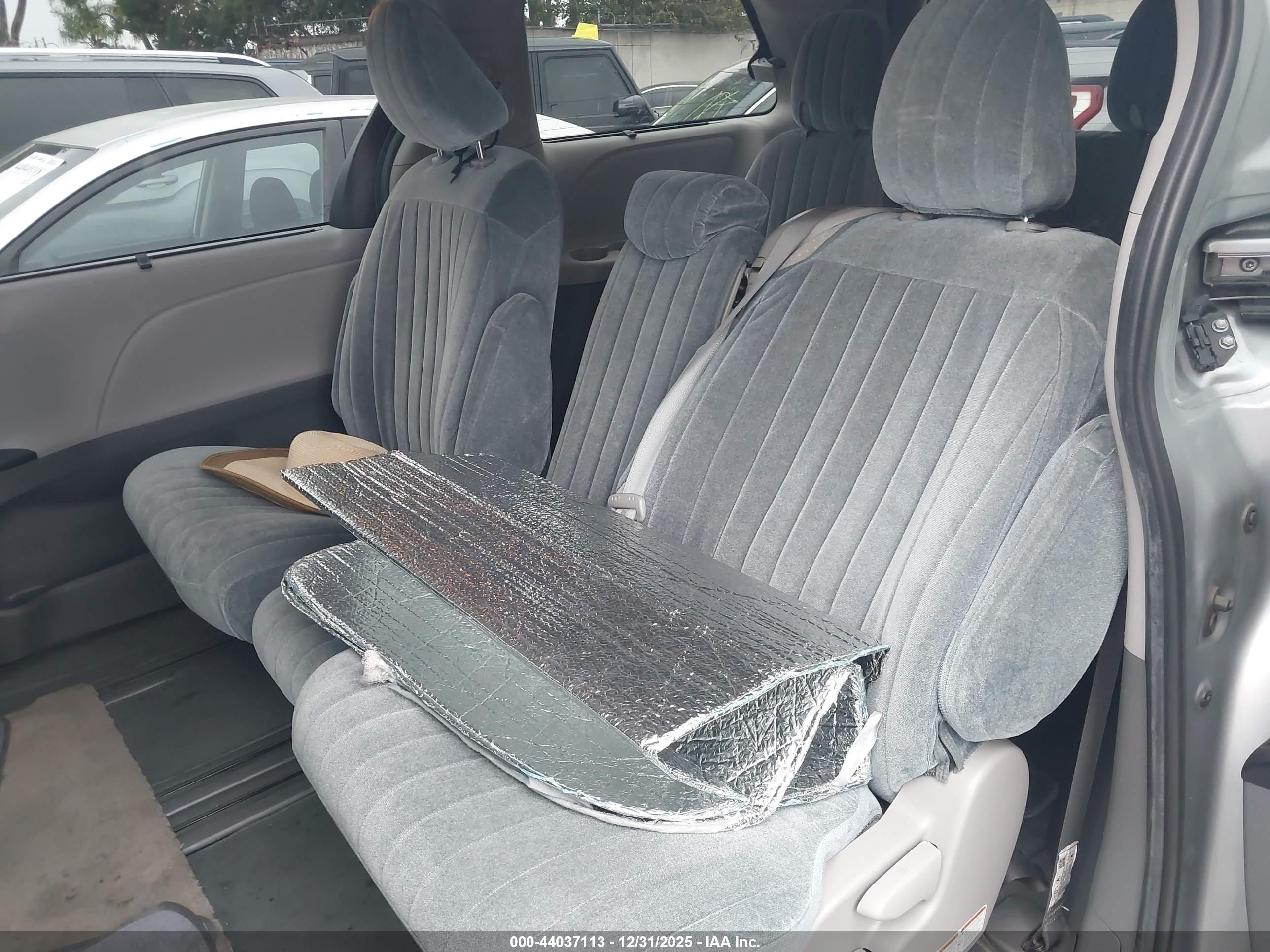 TOYOTA SIENNA image 8