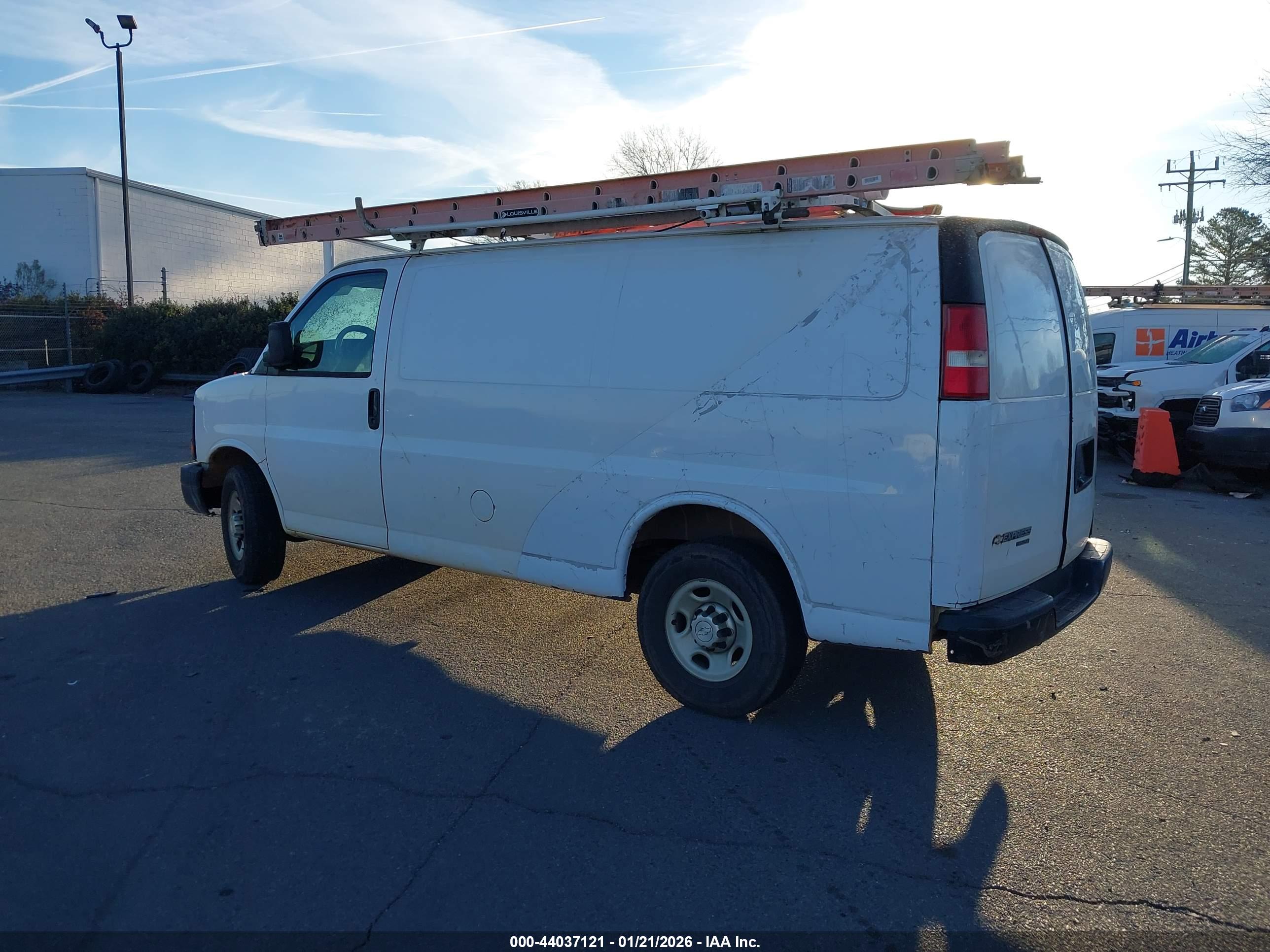 CHEVROLET EXPRESS image 3