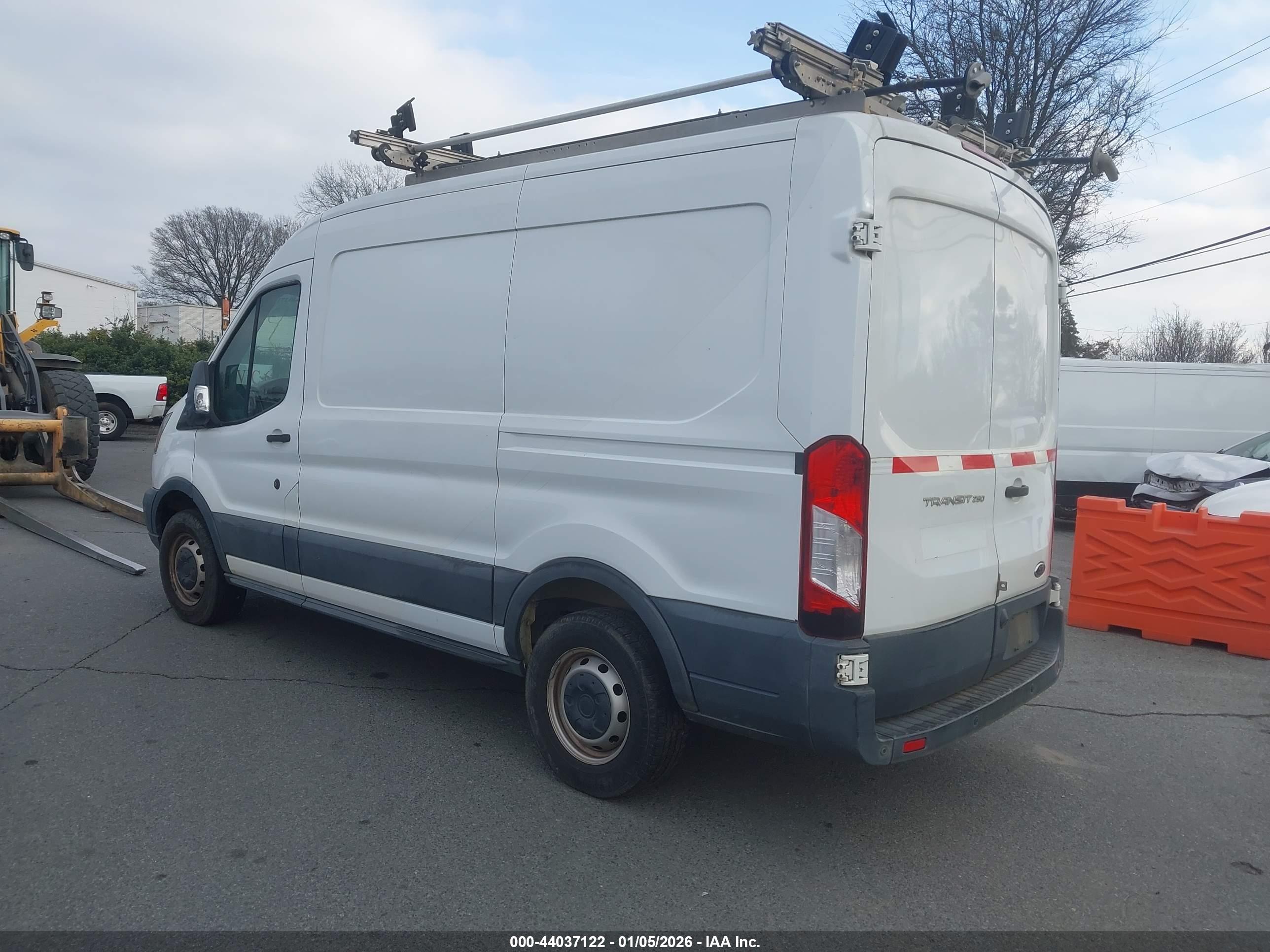 FORD TRANSIT-250 image 3
