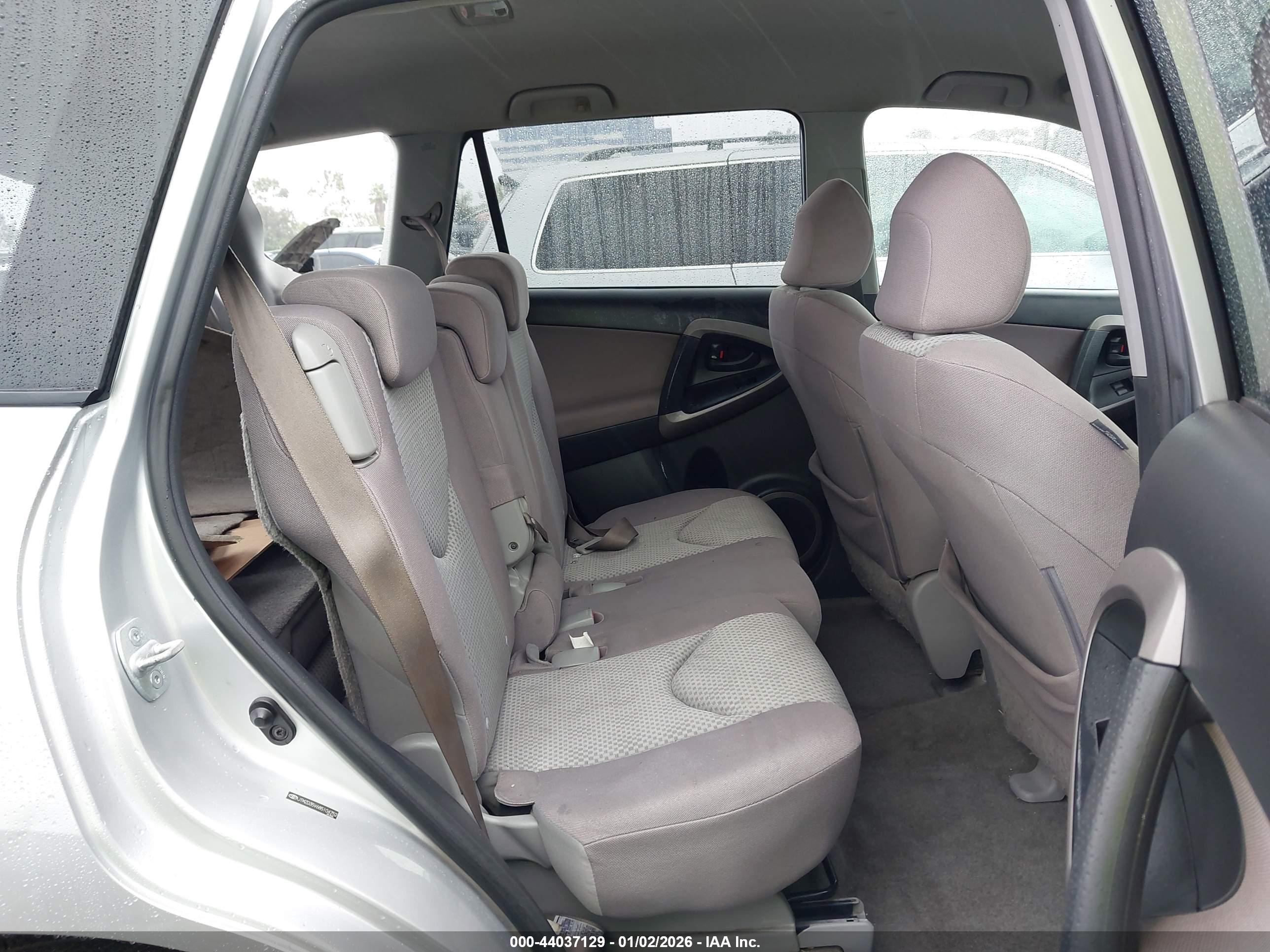 TOYOTA RAV4 image 8