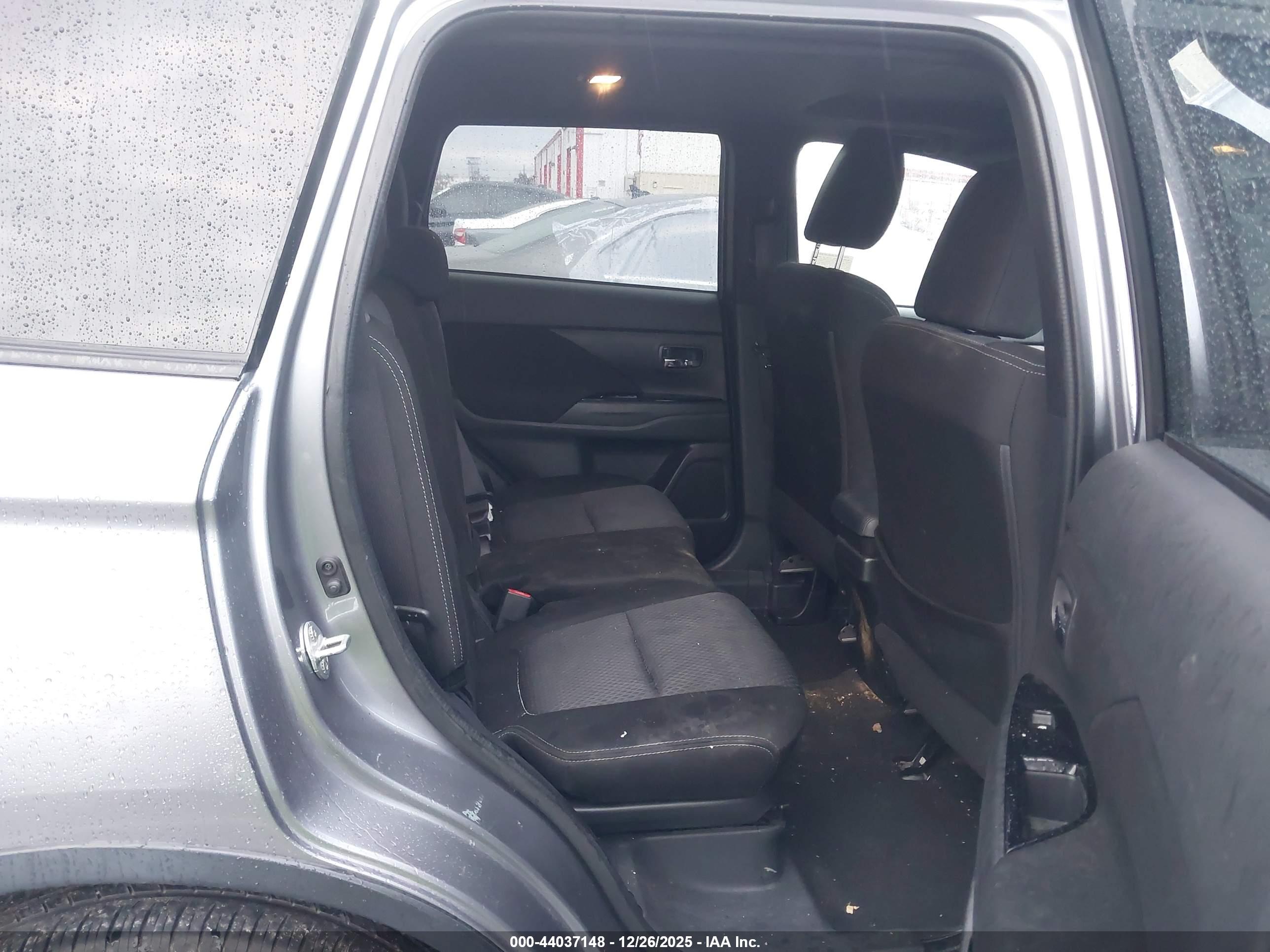 MITSUBISHI OUTLANDER image 8