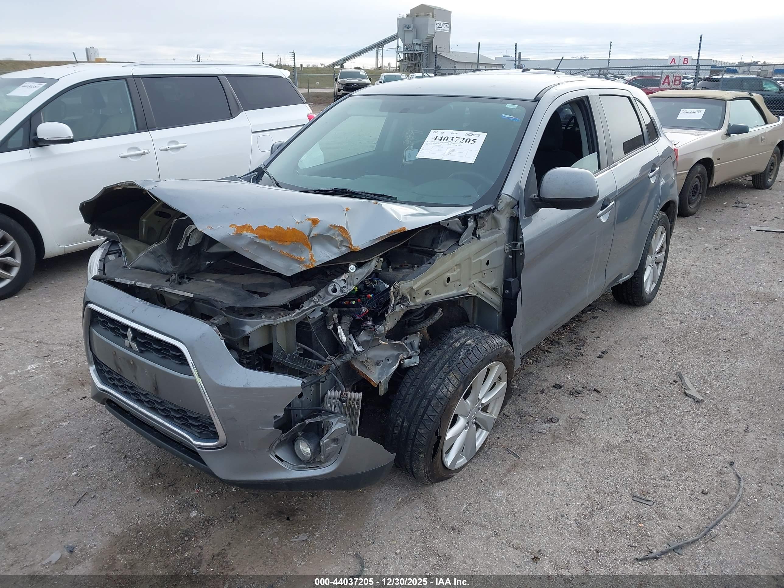 MITSUBISHI OUTLANDER image 2