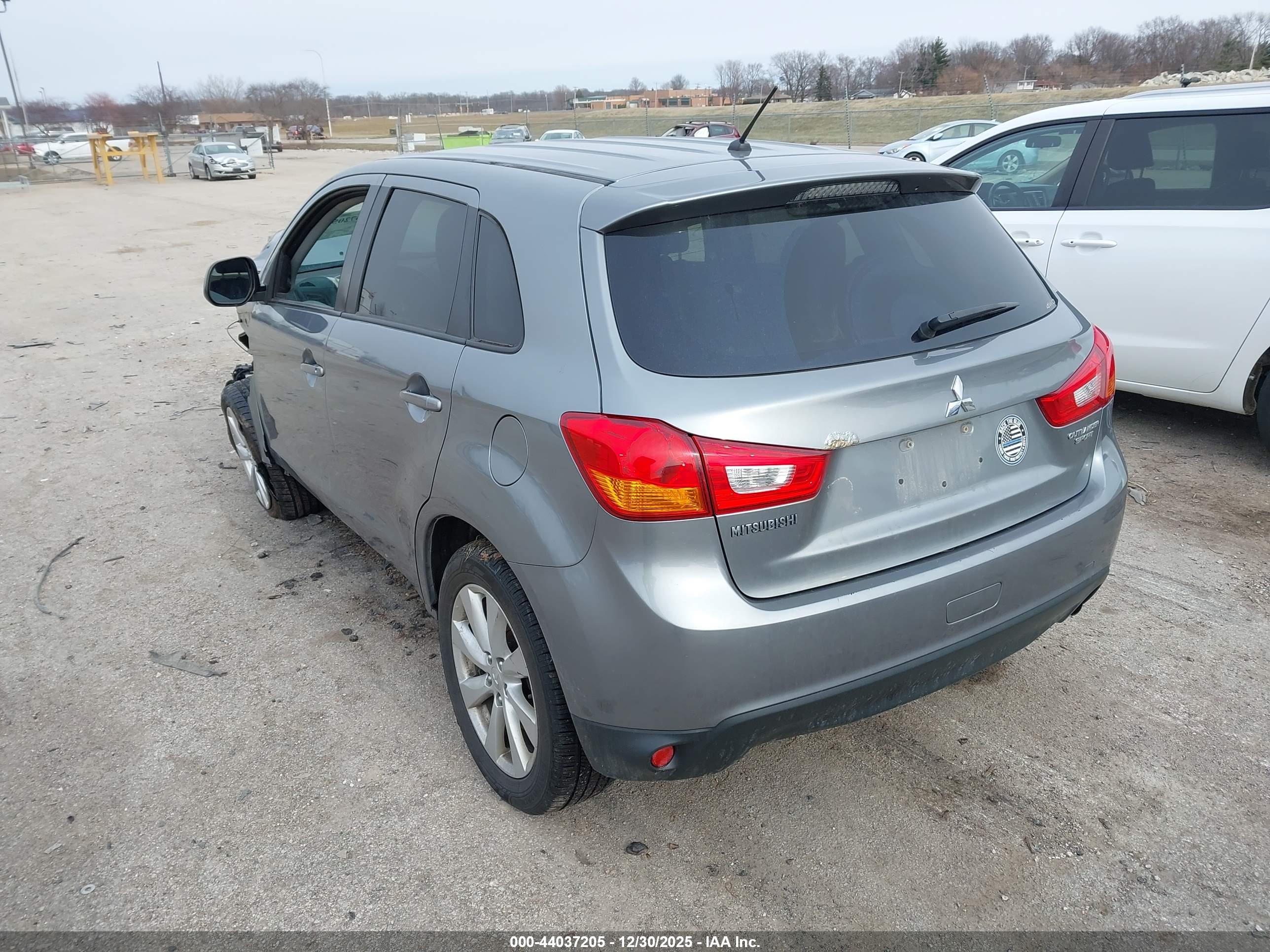 MITSUBISHI OUTLANDER image 3