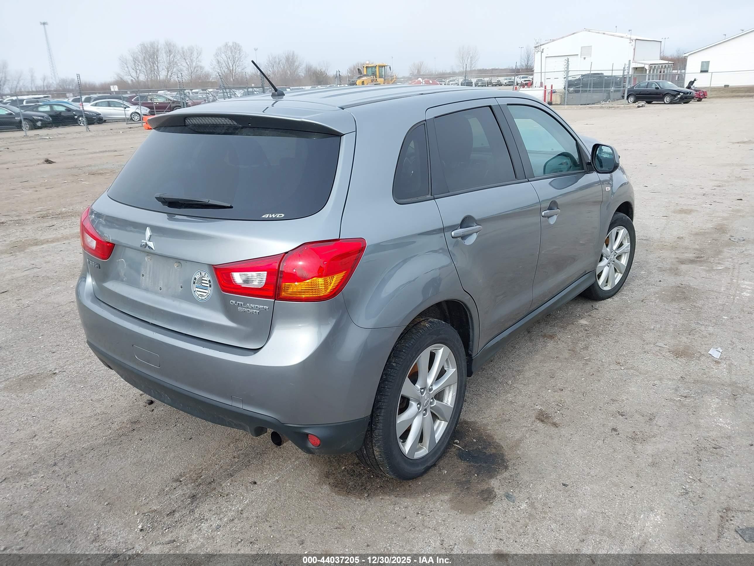 MITSUBISHI OUTLANDER image 4