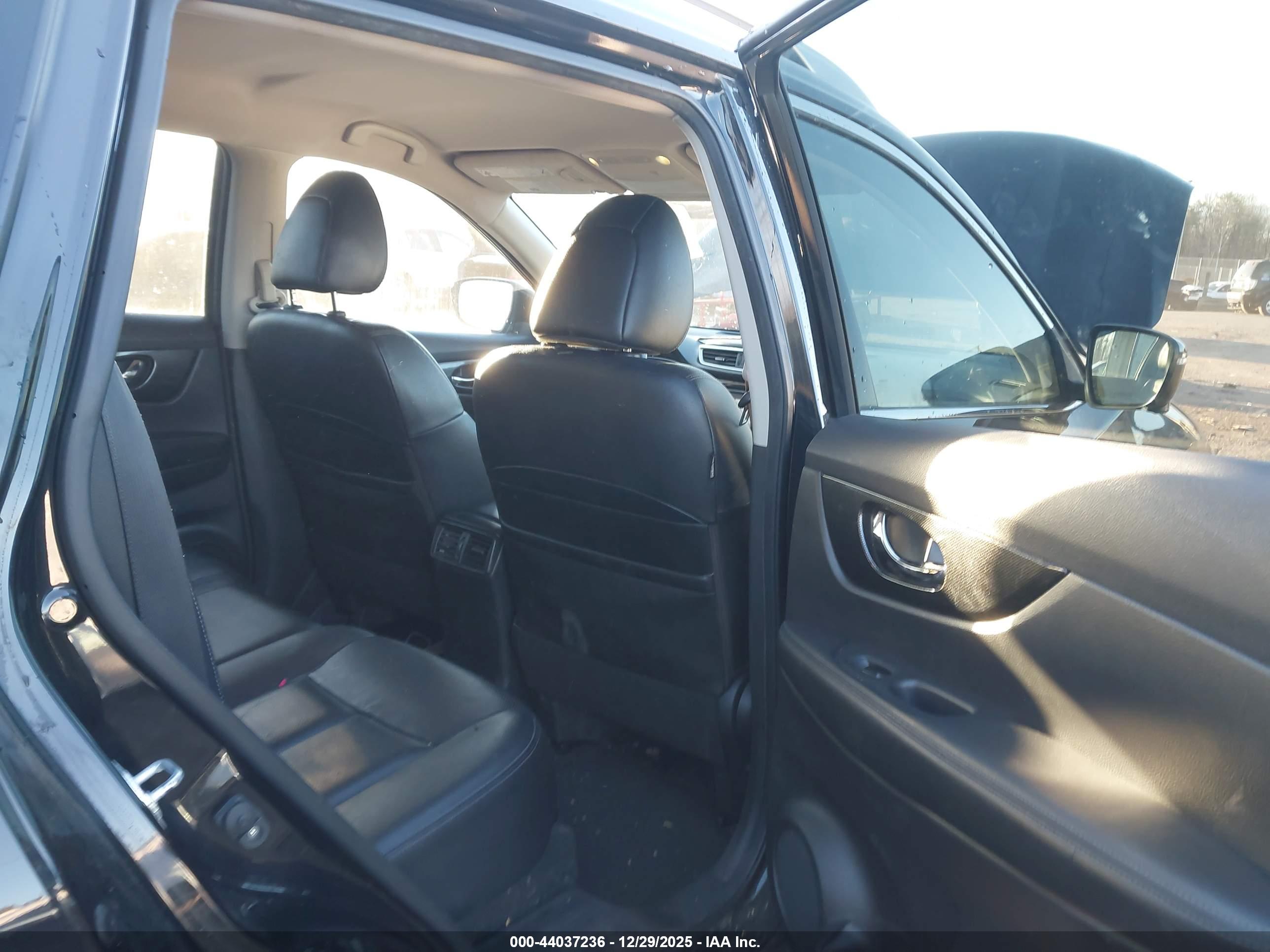 NISSAN ROGUE image 8