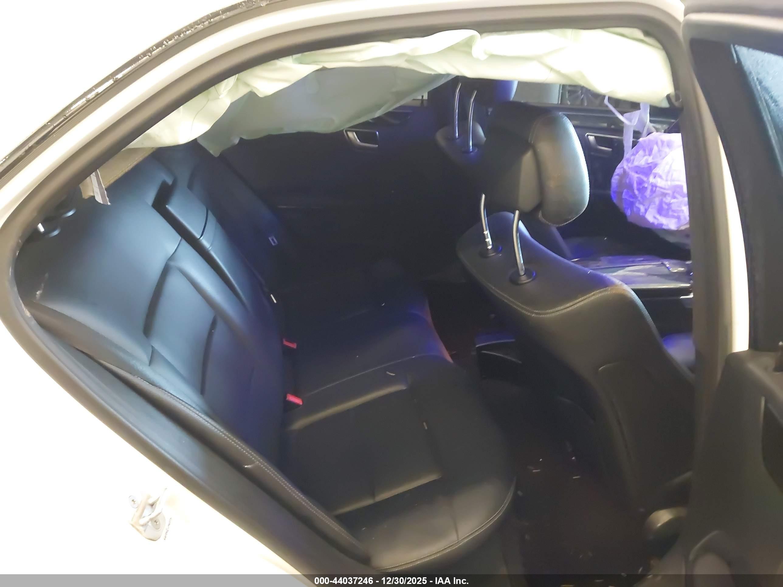 MERCEDES-BENZ E image 8