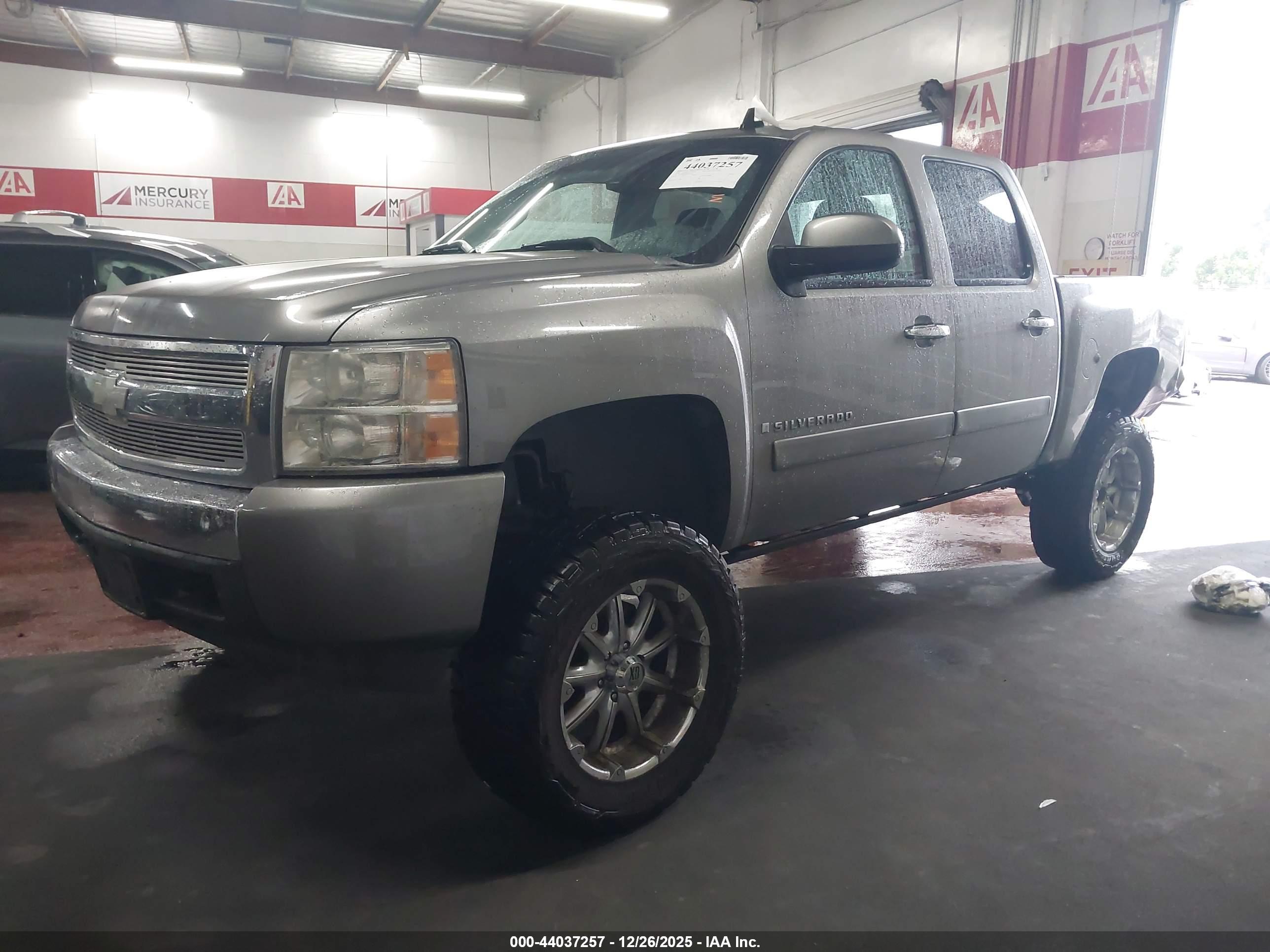 CHEVROLET SILVERADO image 2