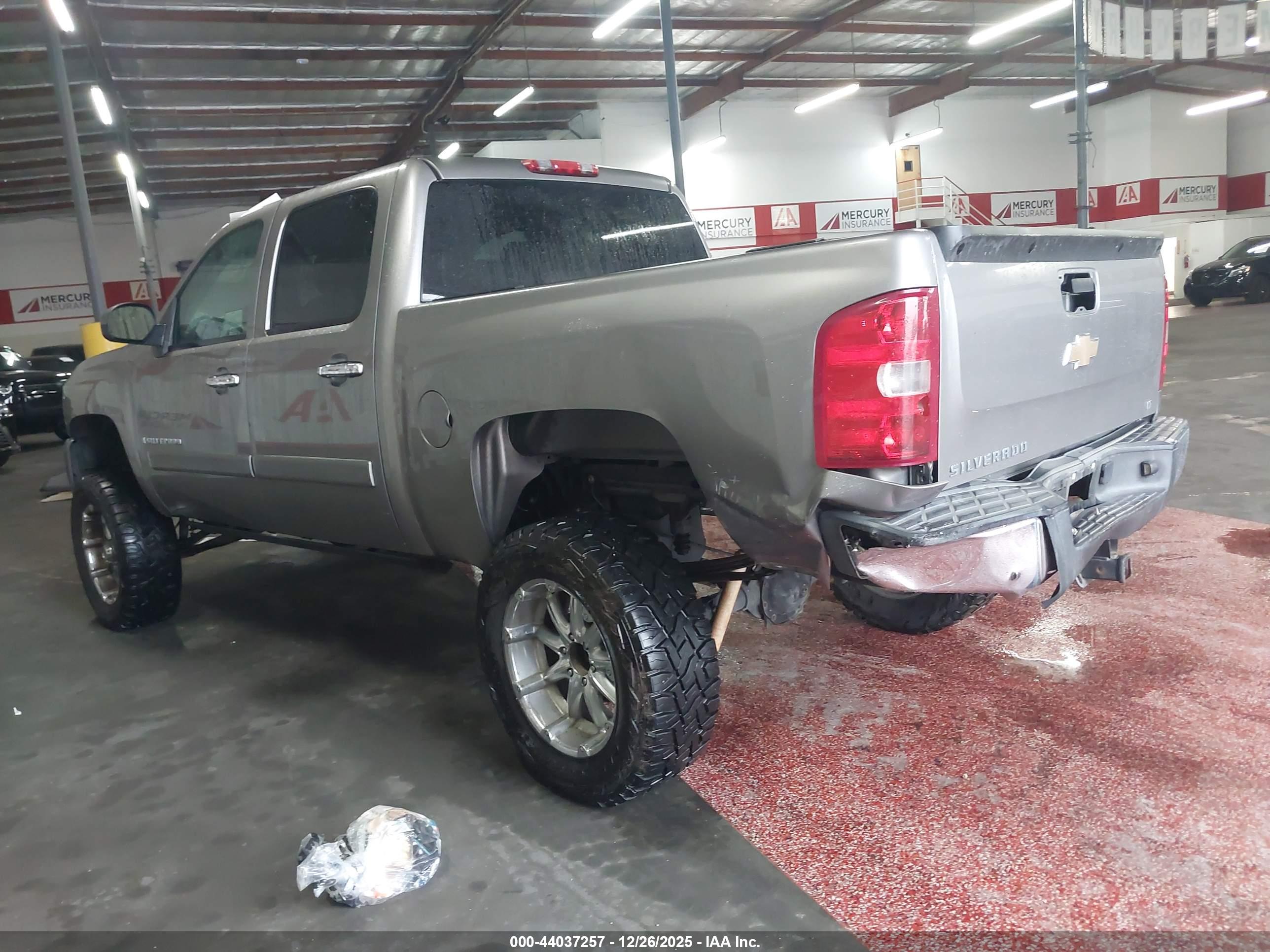 CHEVROLET SILVERADO image 3