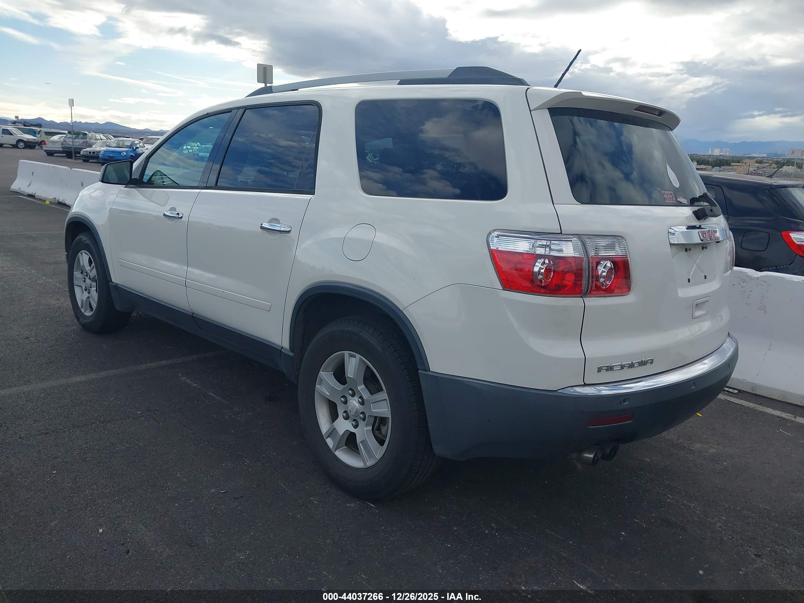GMC ACADIA image 3
