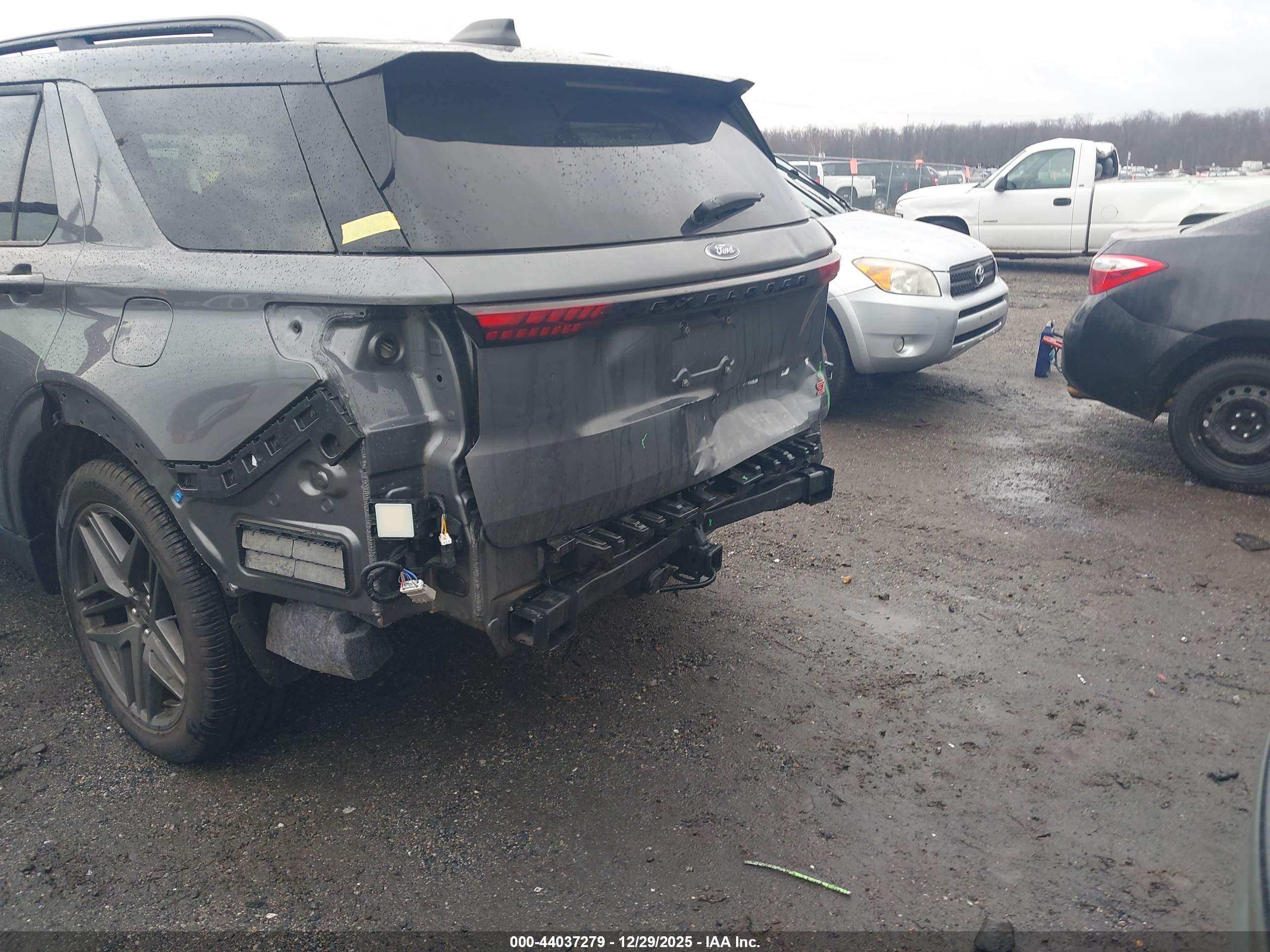 FORD EXPLORER image 6