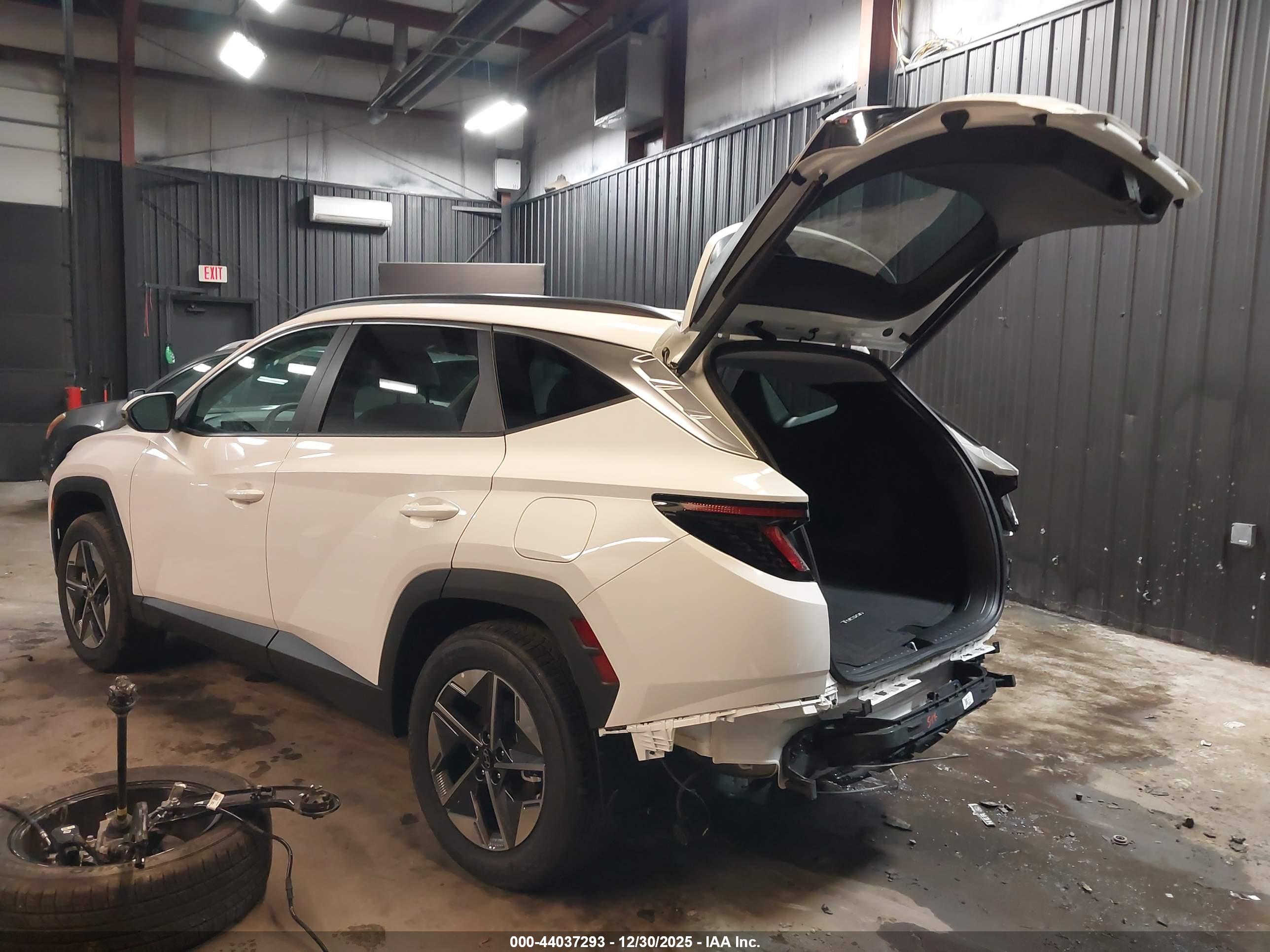HYUNDAI TUCSON image 3