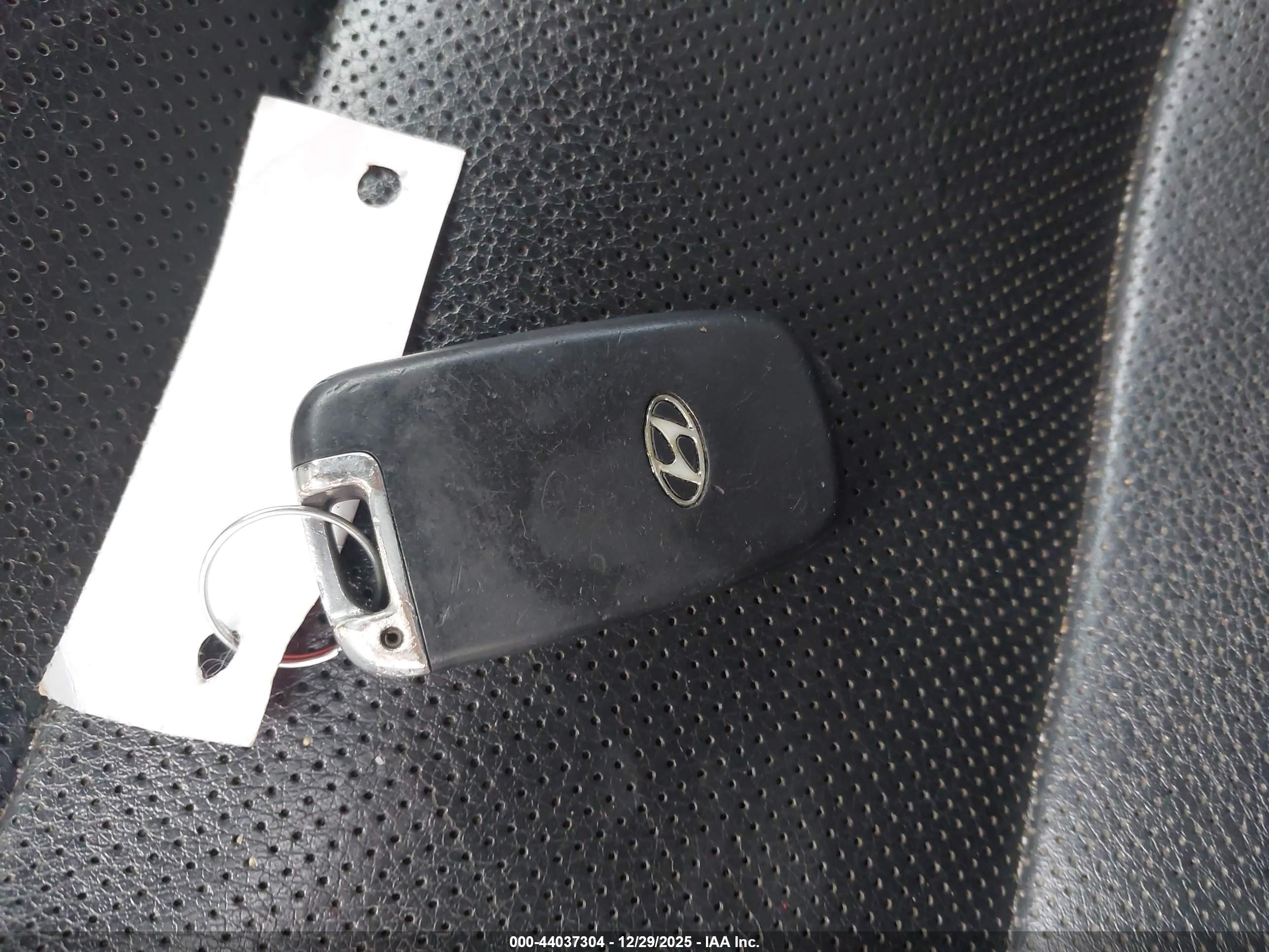 HYUNDAI VELOSTER image 11
