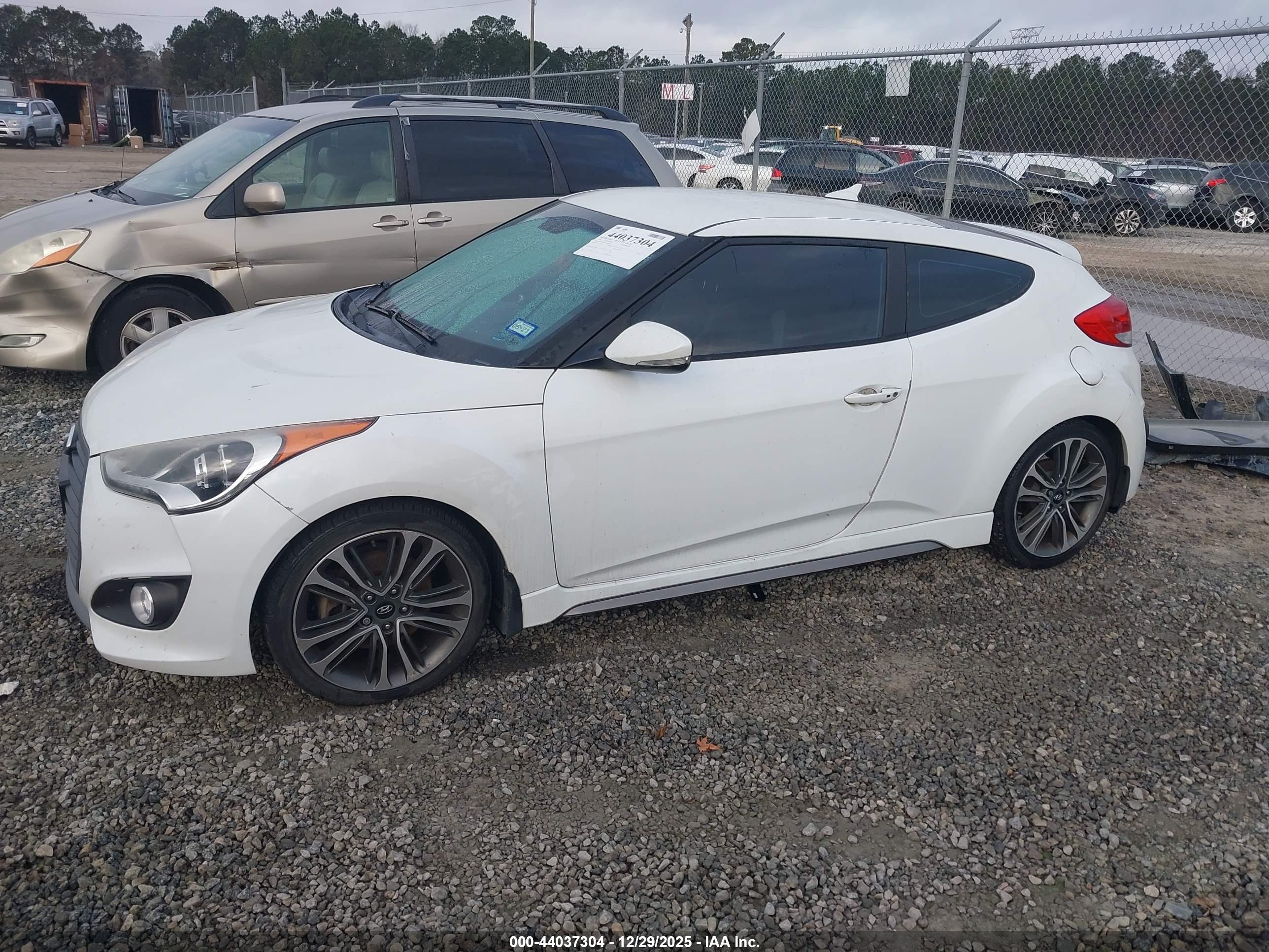 HYUNDAI VELOSTER image 2