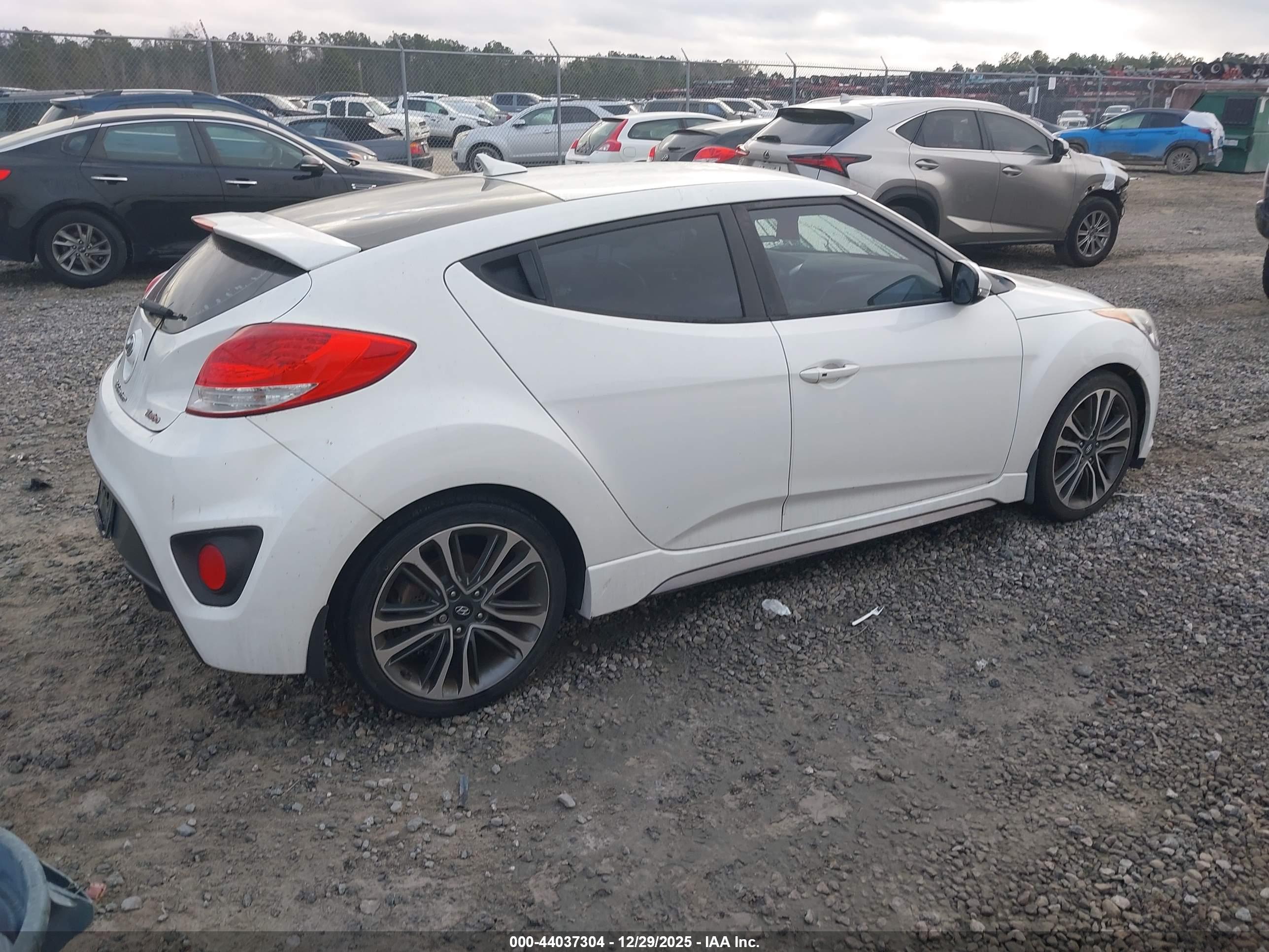 HYUNDAI VELOSTER image 4