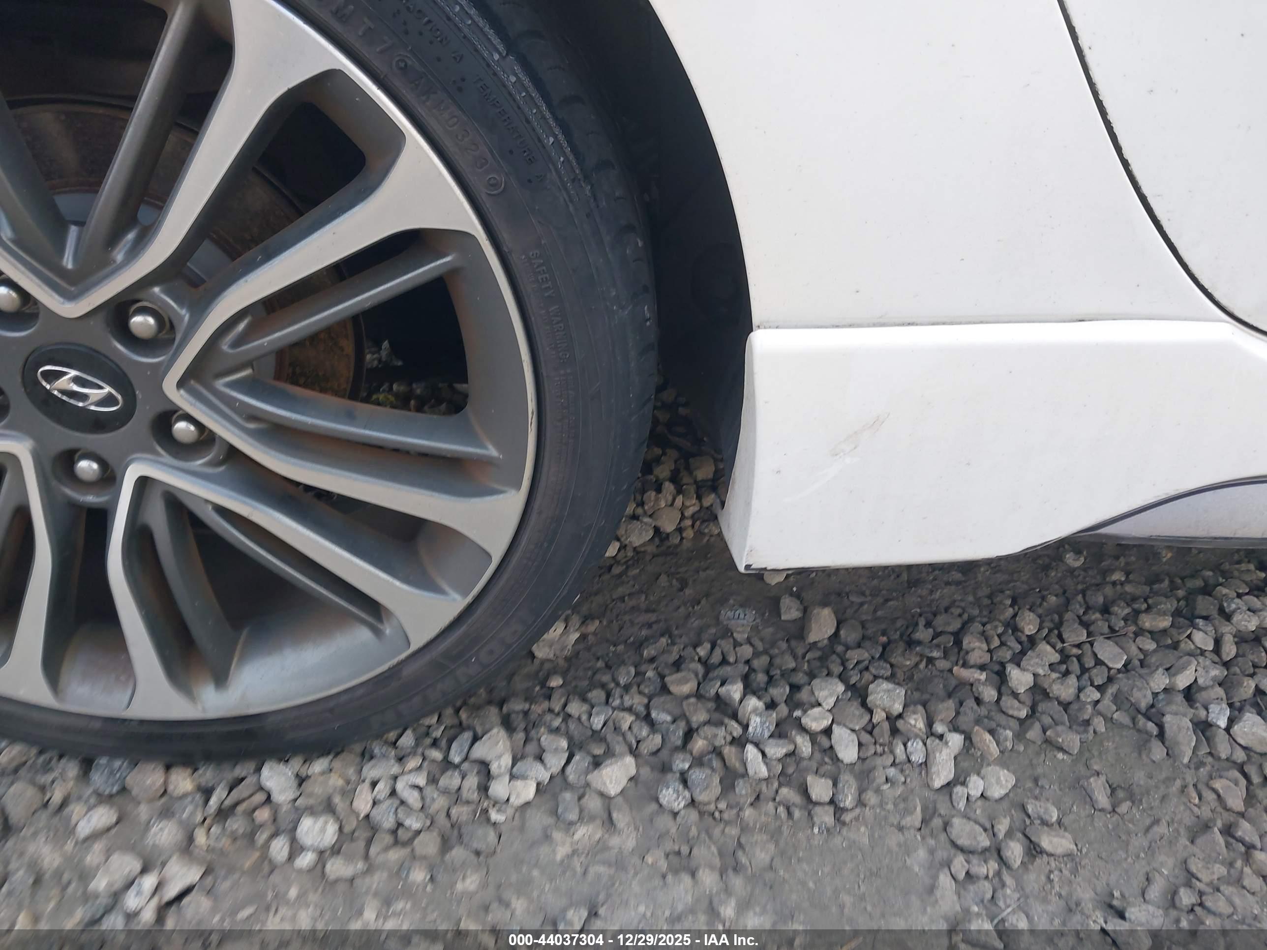HYUNDAI VELOSTER image 6