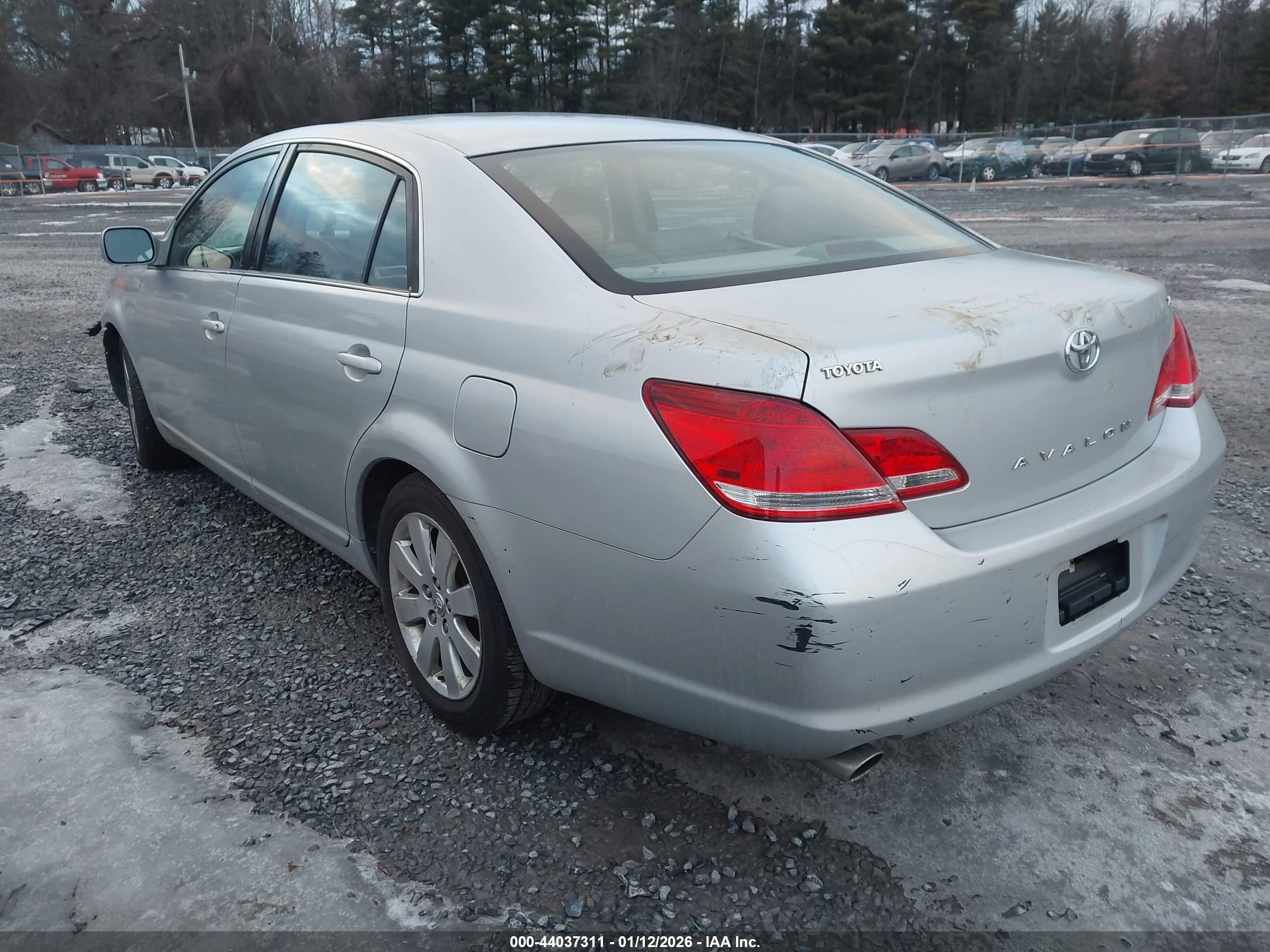 TOYOTA AVALON image 3