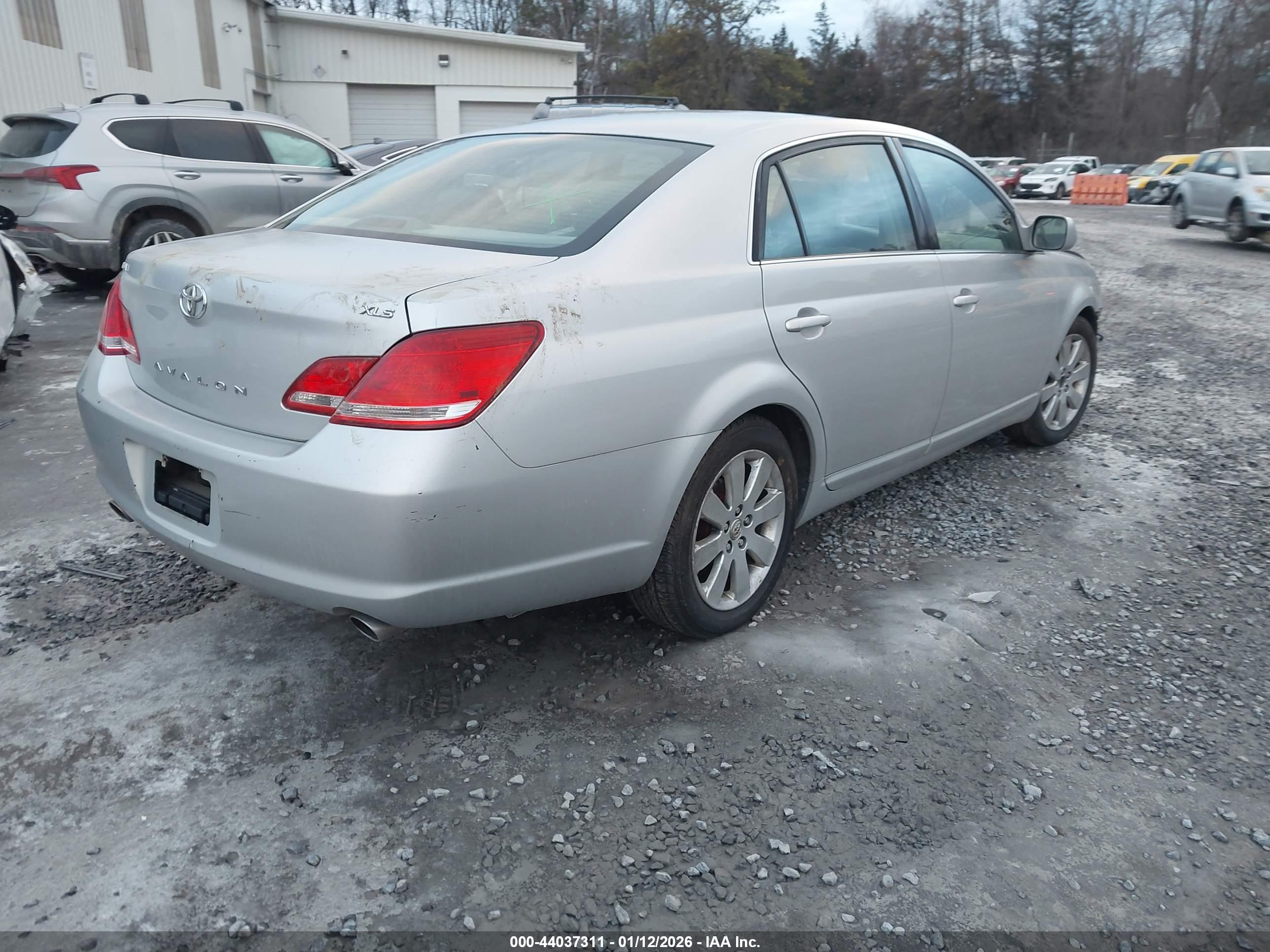 TOYOTA AVALON image 4