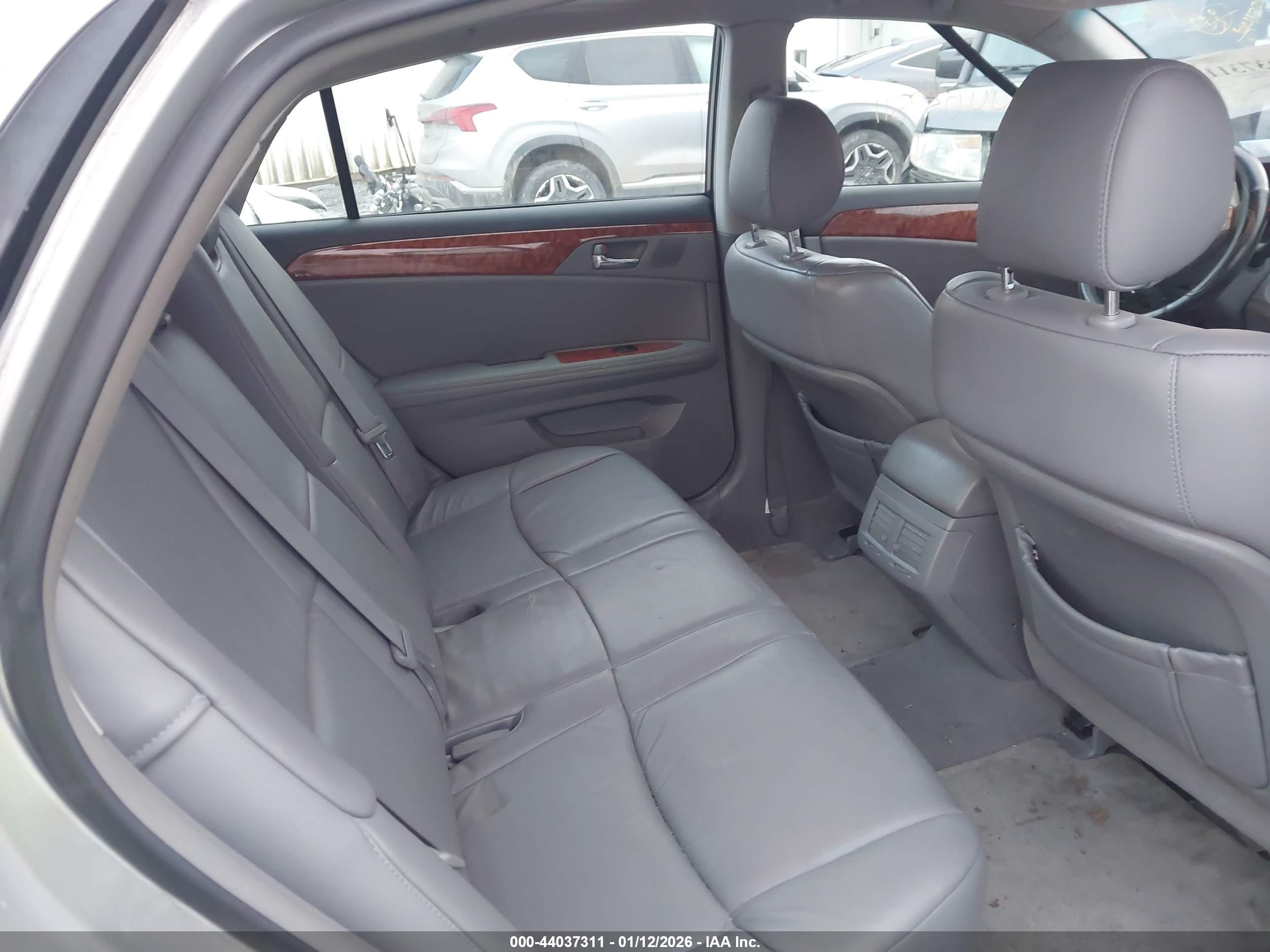 TOYOTA AVALON image 8