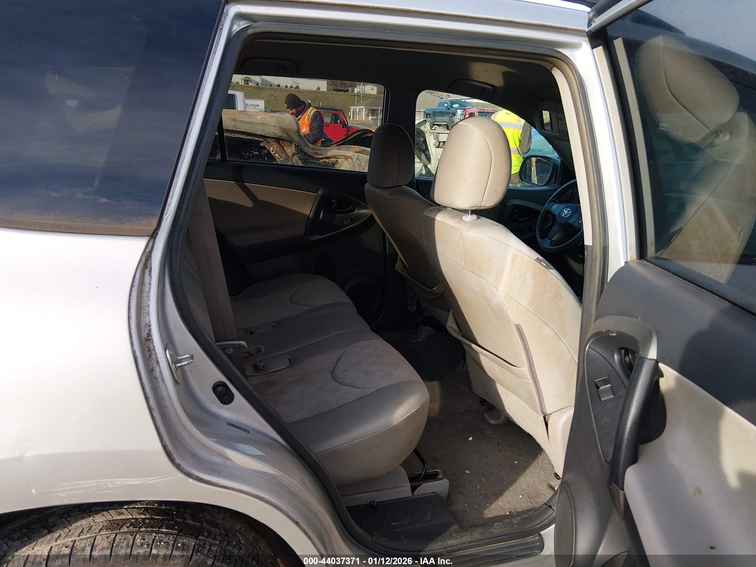 TOYOTA RAV4 image 8