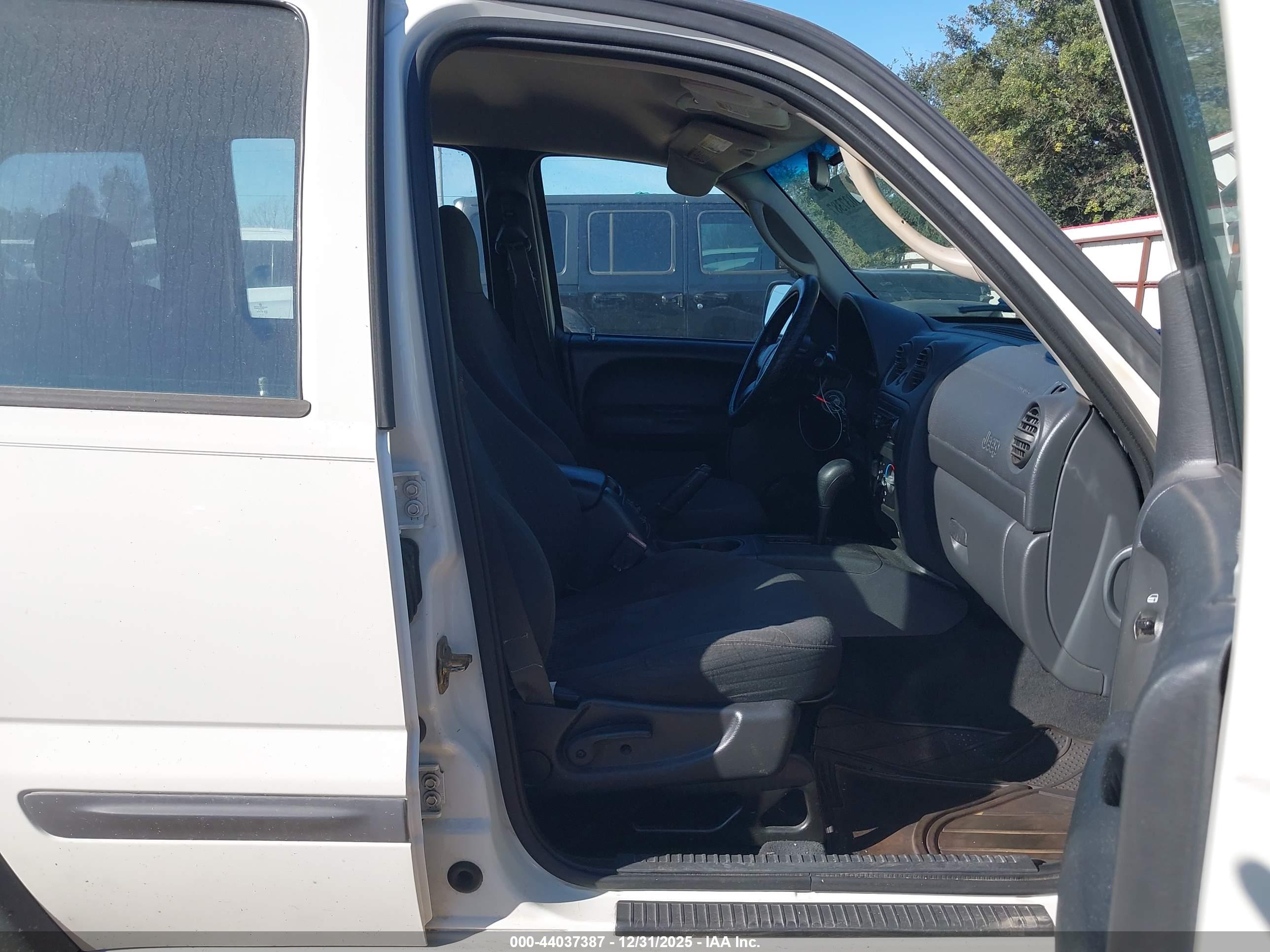 JEEP LIBERTY image 5