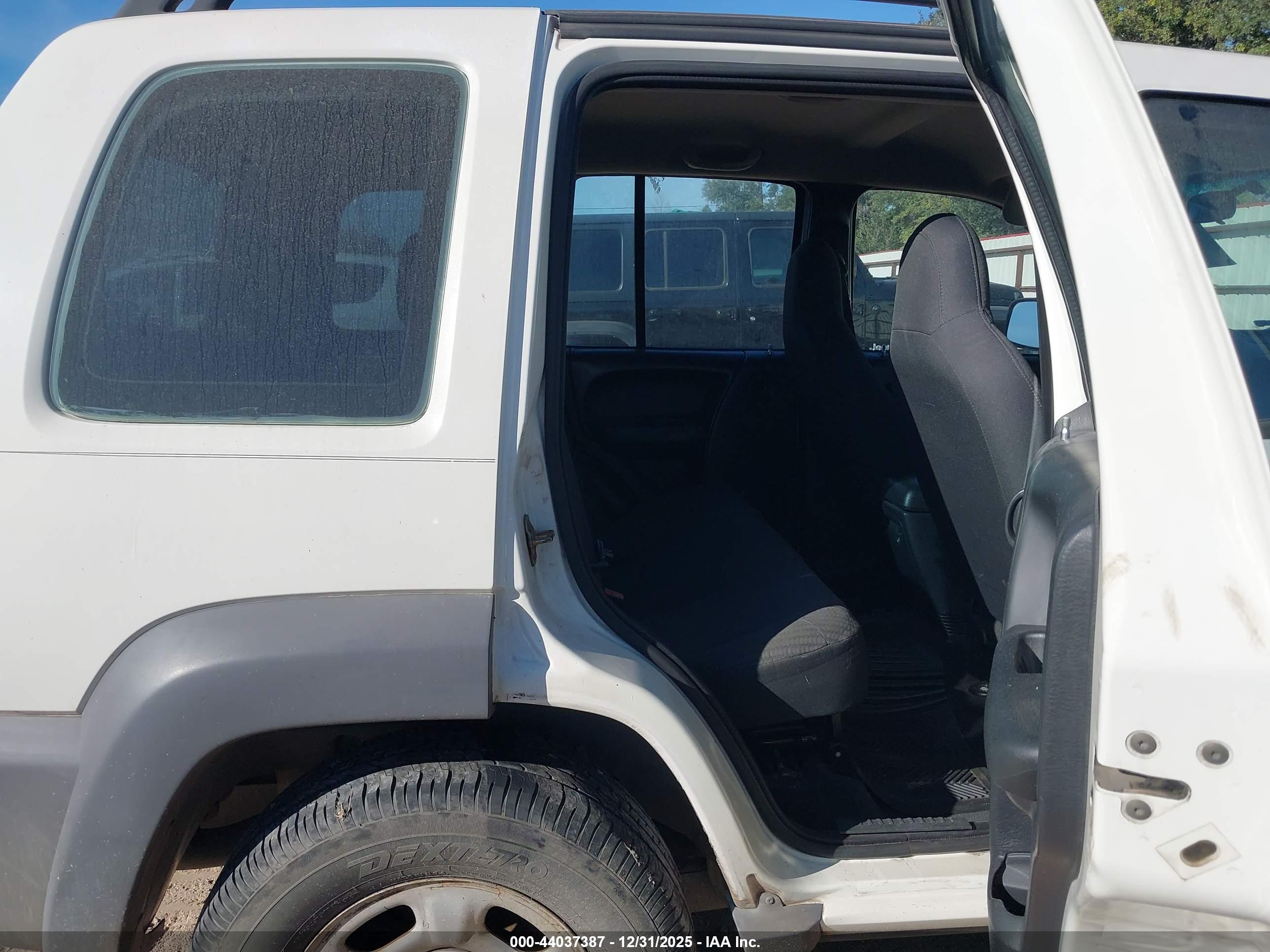 JEEP LIBERTY image 8