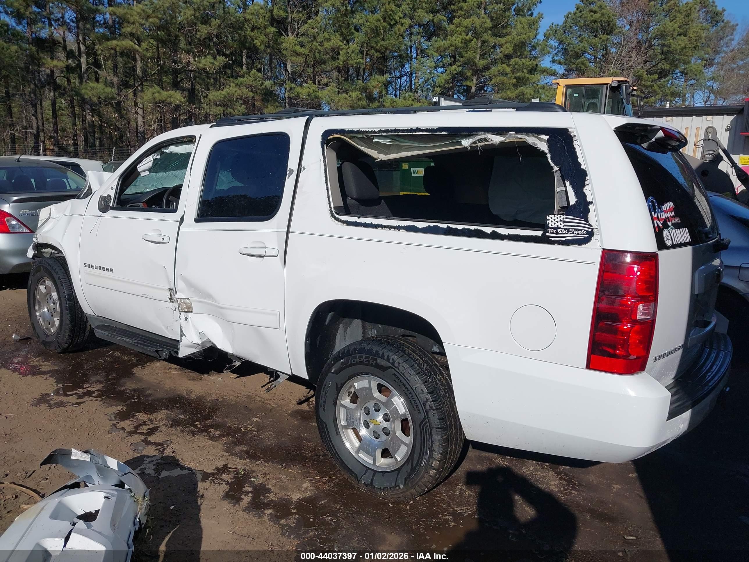 CHEVROLET SUBURBAN image 3