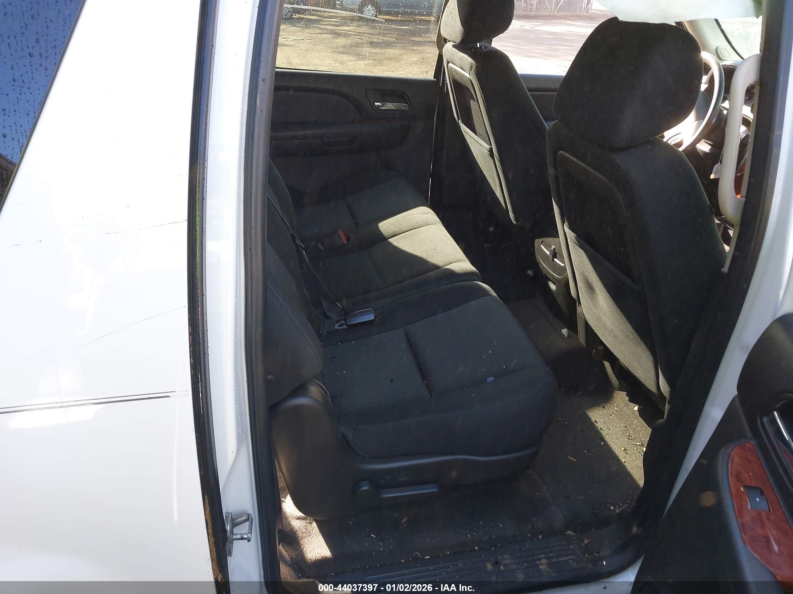 CHEVROLET SUBURBAN image 8