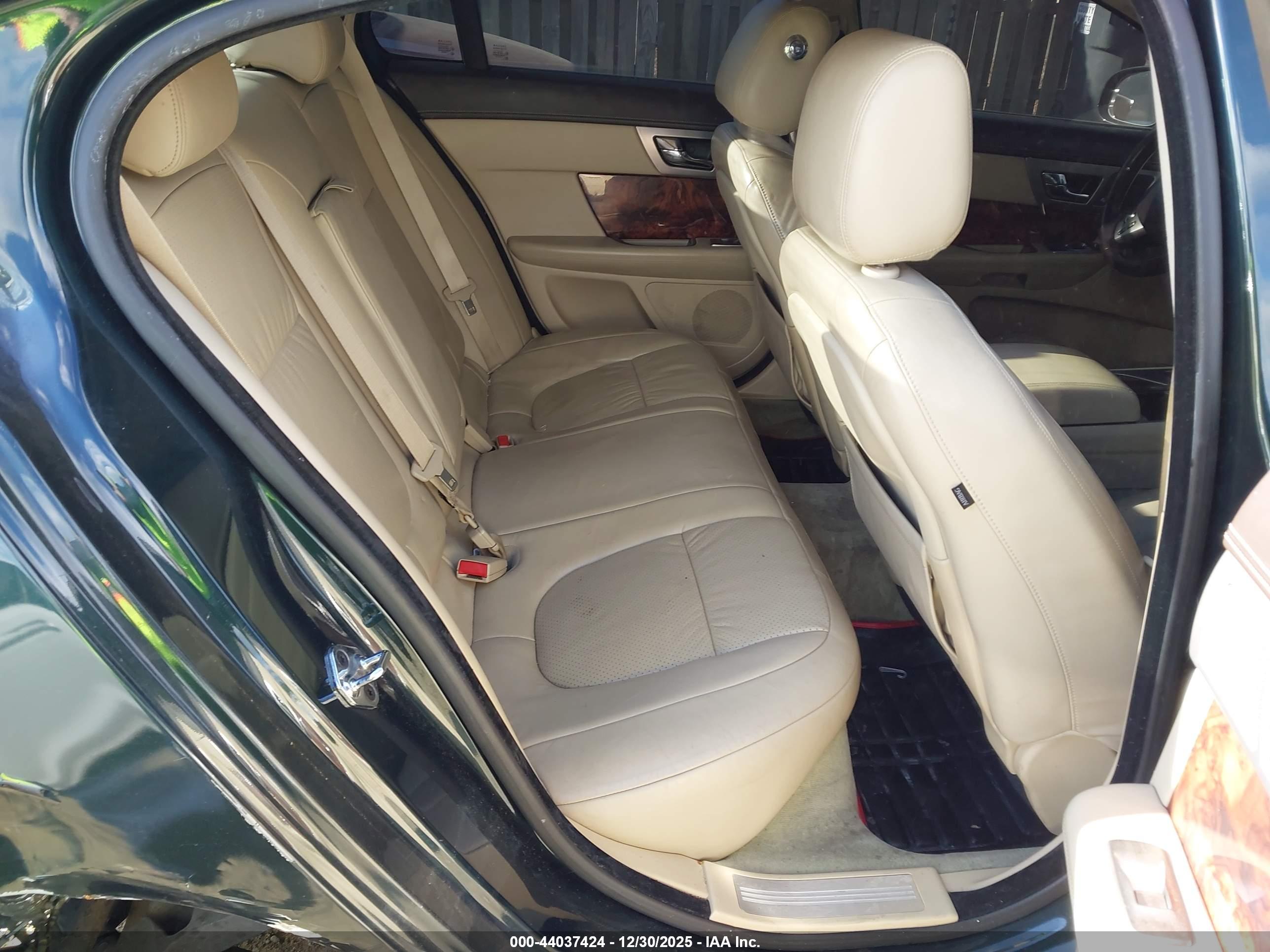 JAGUAR XF image 8