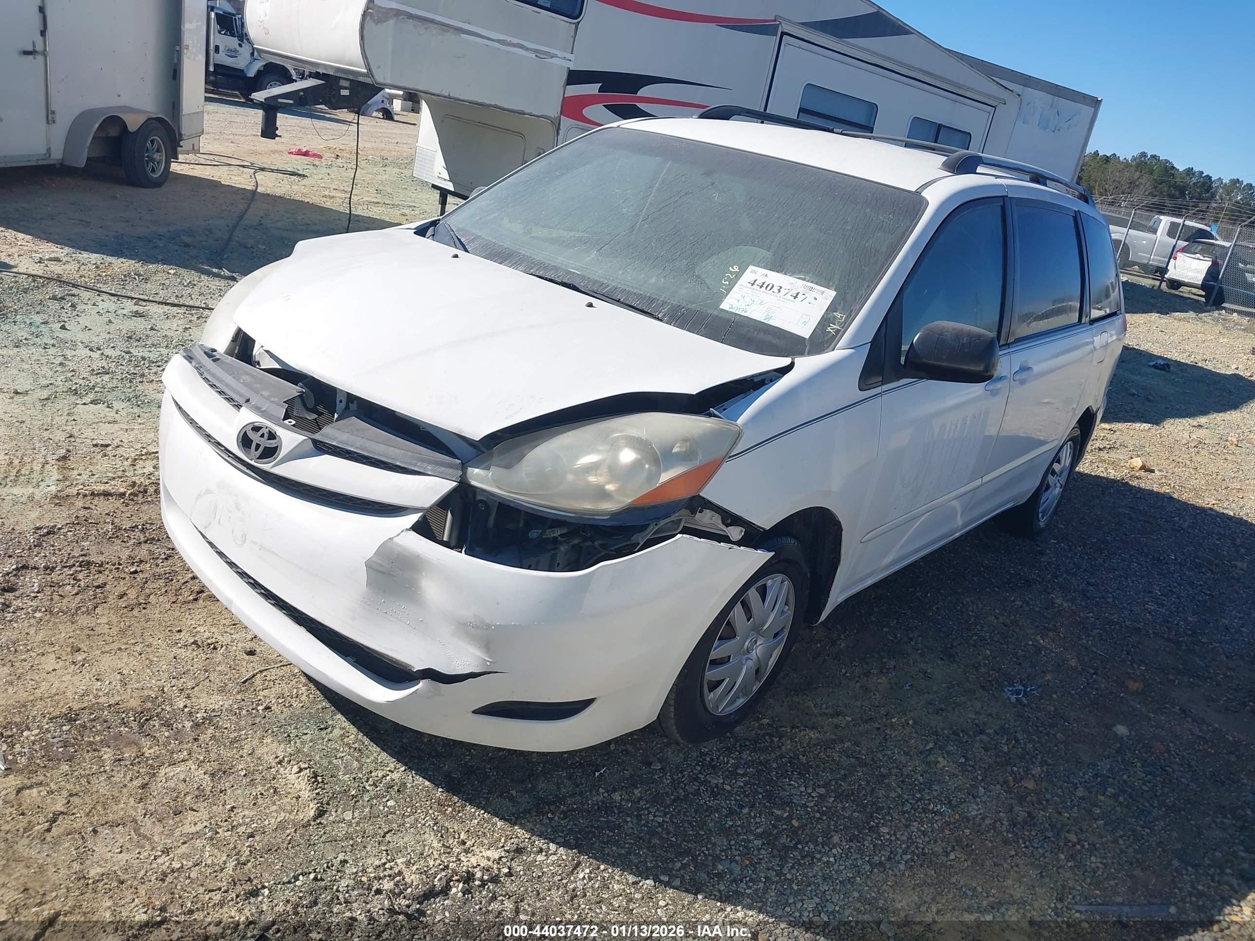 TOYOTA SIENNA image 2