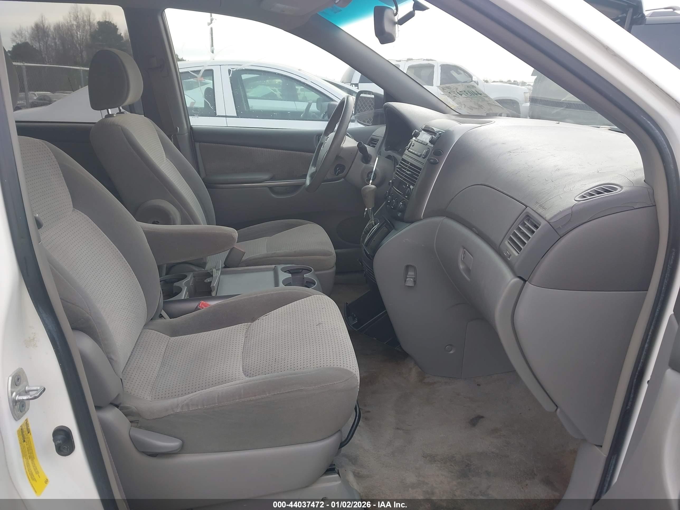 TOYOTA SIENNA image 5