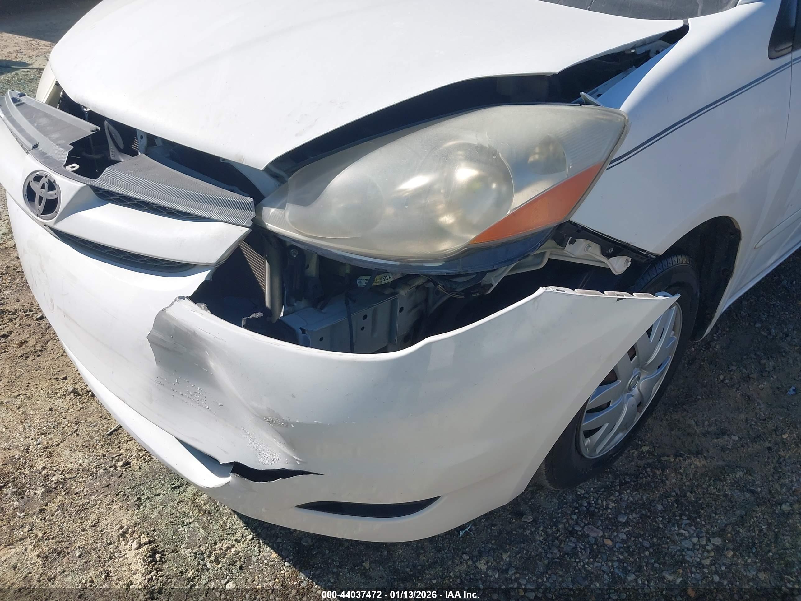 TOYOTA SIENNA image 6